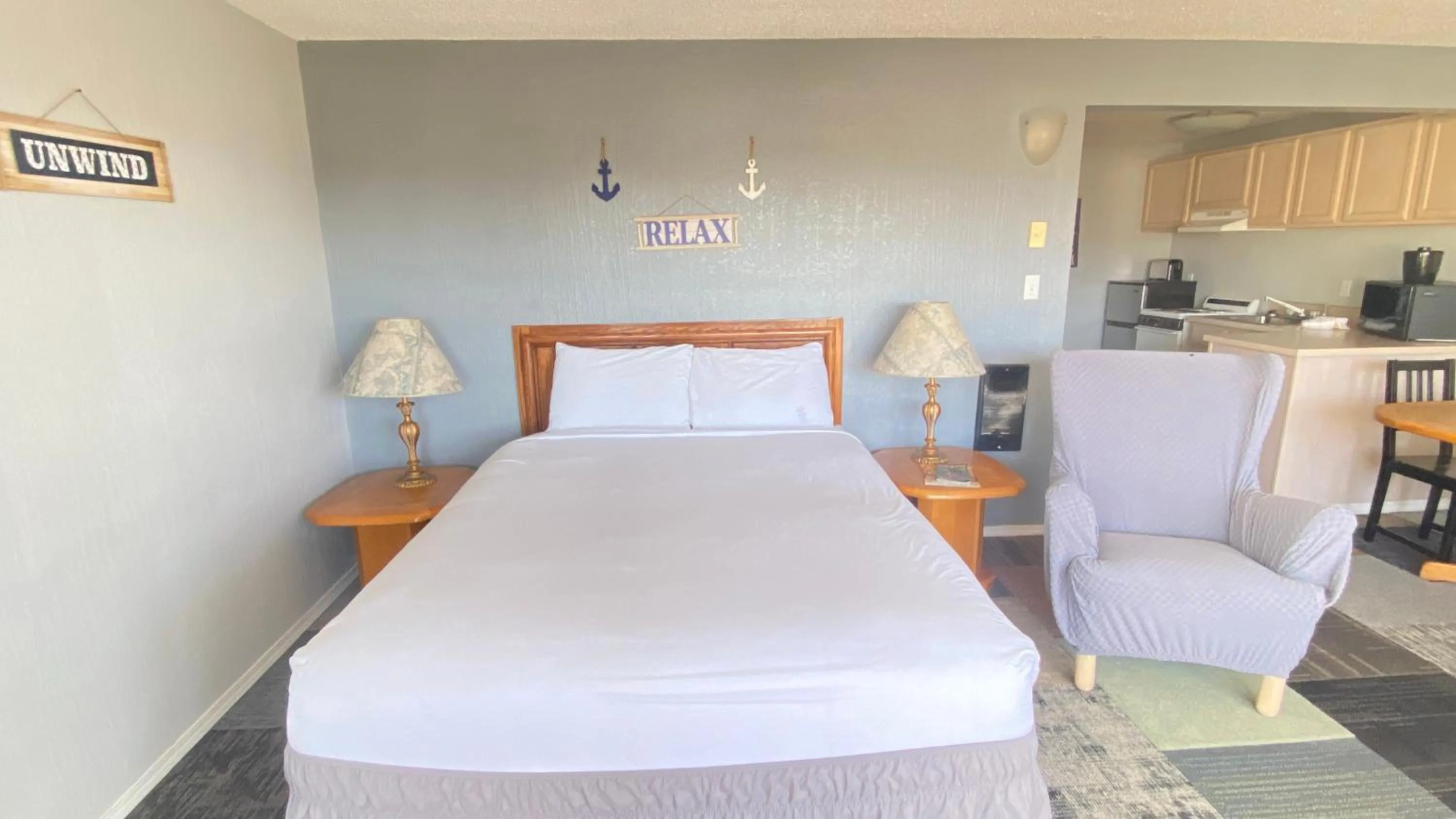 Bed in Ocean Shores Inn & Suites