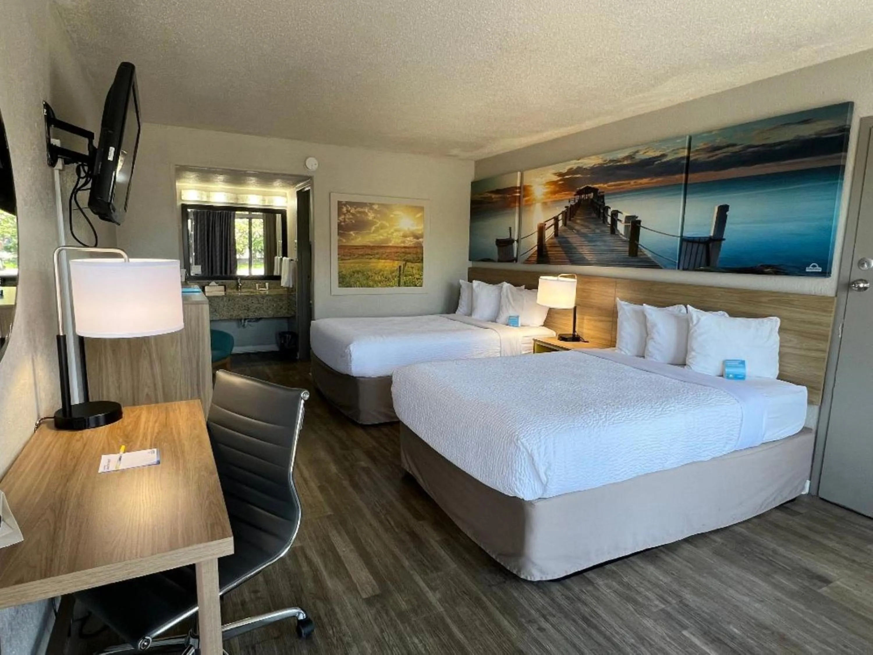 Bed in Days Inn by Wyndham Wildwood I-75