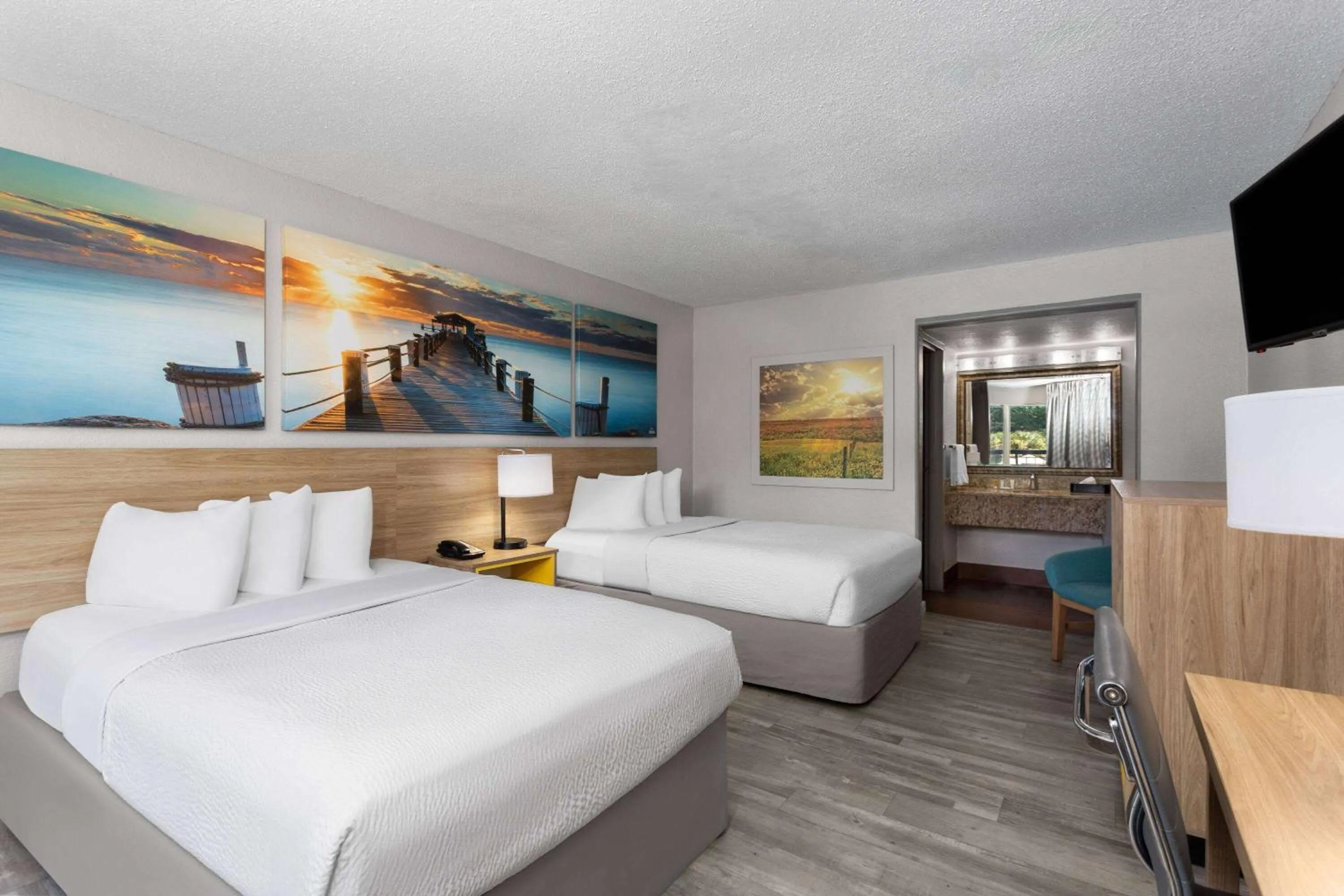 Photo of the whole room, Bed in Days Inn by Wyndham Wildwood I-75