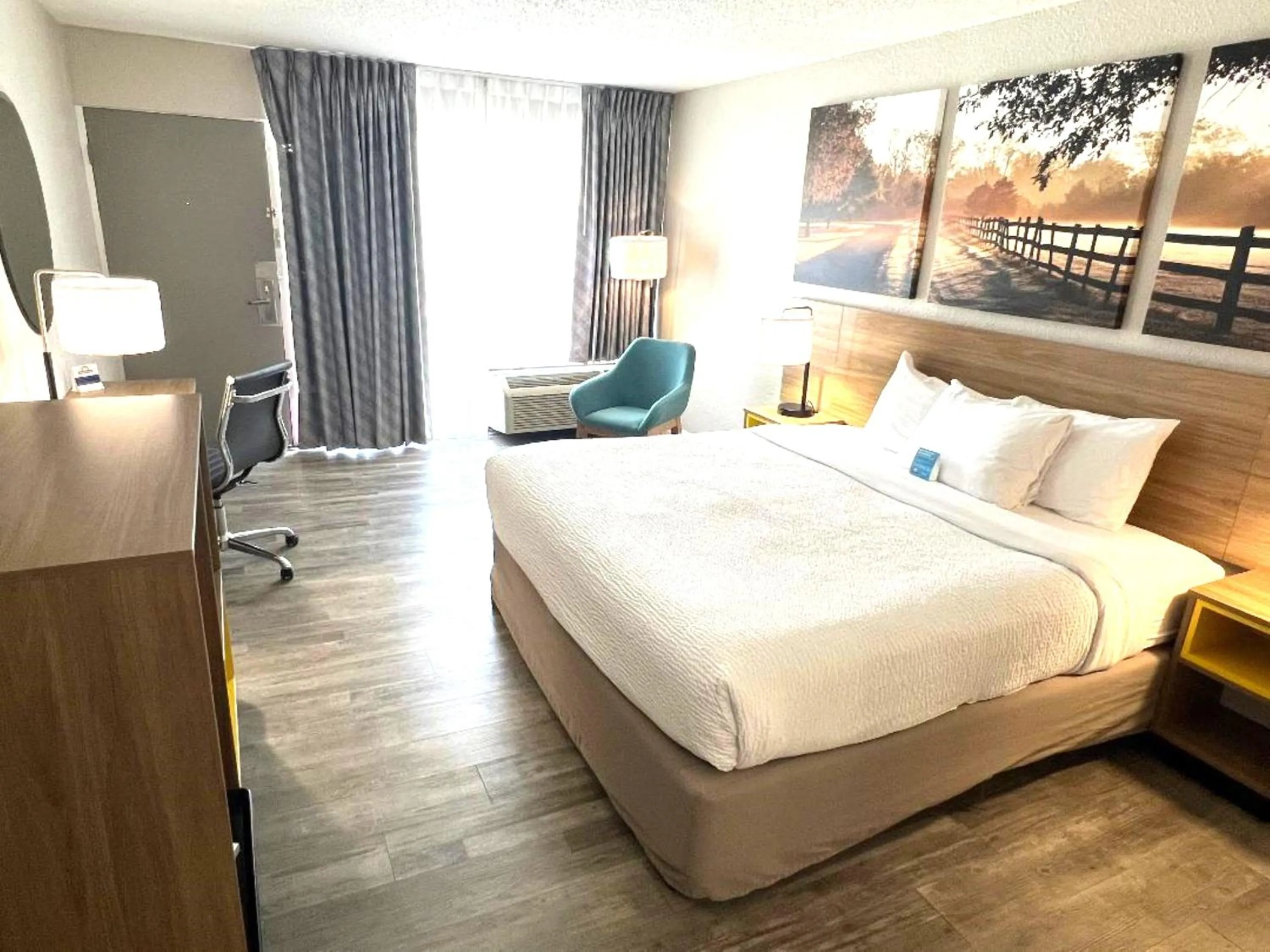 Bed in Days Inn by Wyndham Wildwood I-75