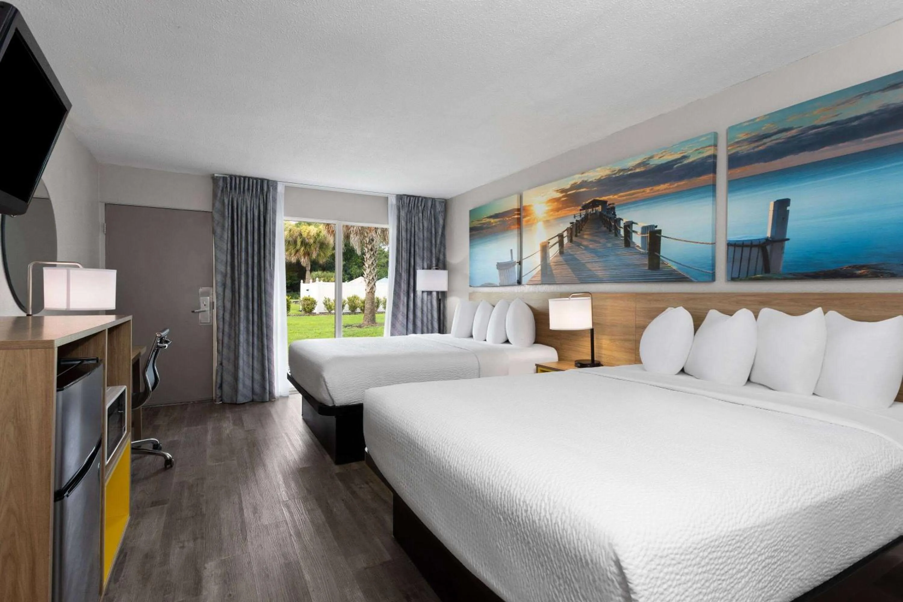 Photo of the whole room, Bed in Days Inn by Wyndham Wildwood I-75