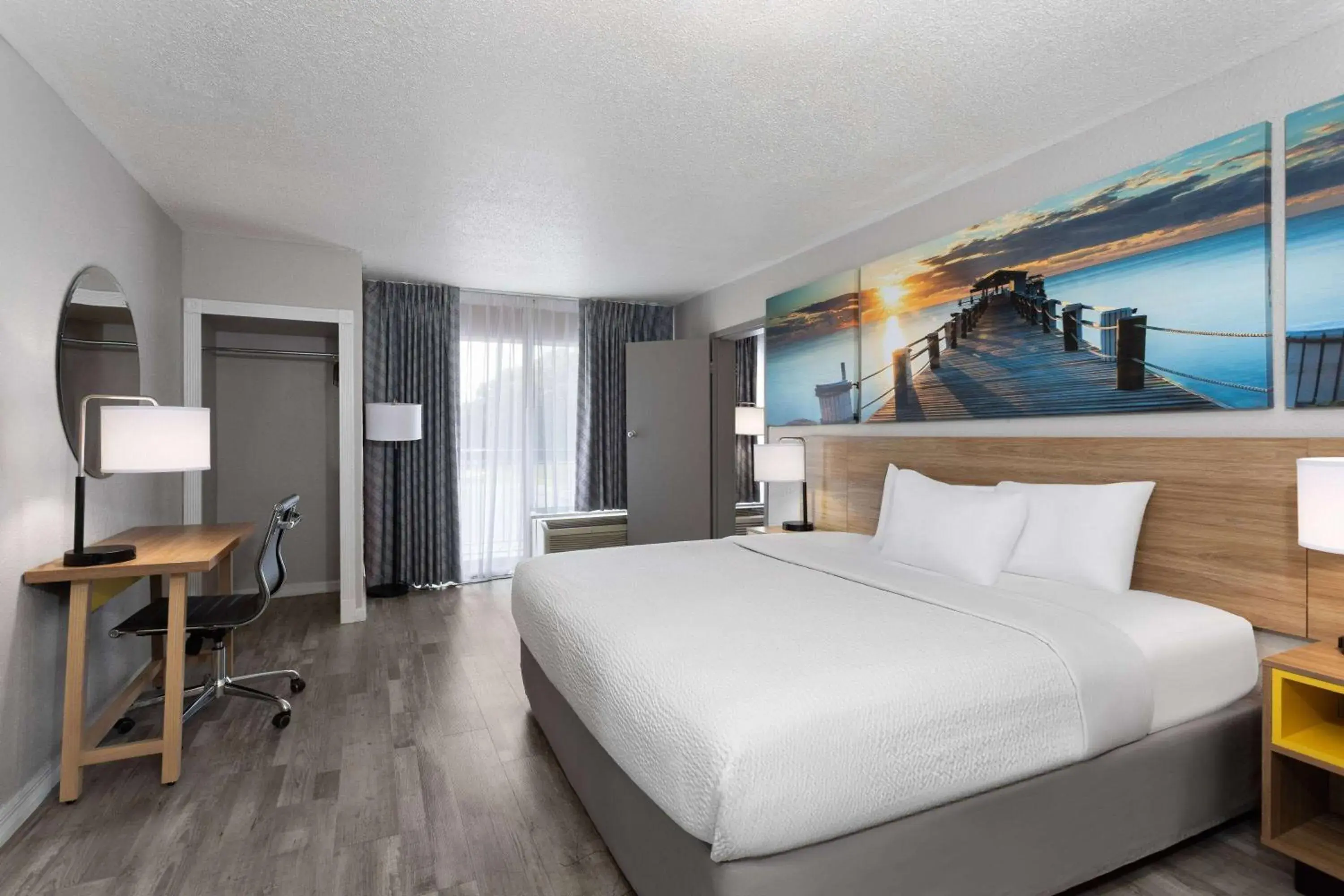 Photo of the whole room, Bed in Days Inn by Wyndham Wildwood I-75 Photo of the whole room, Bed in Days Inn by Wyndham Wildwood I-75