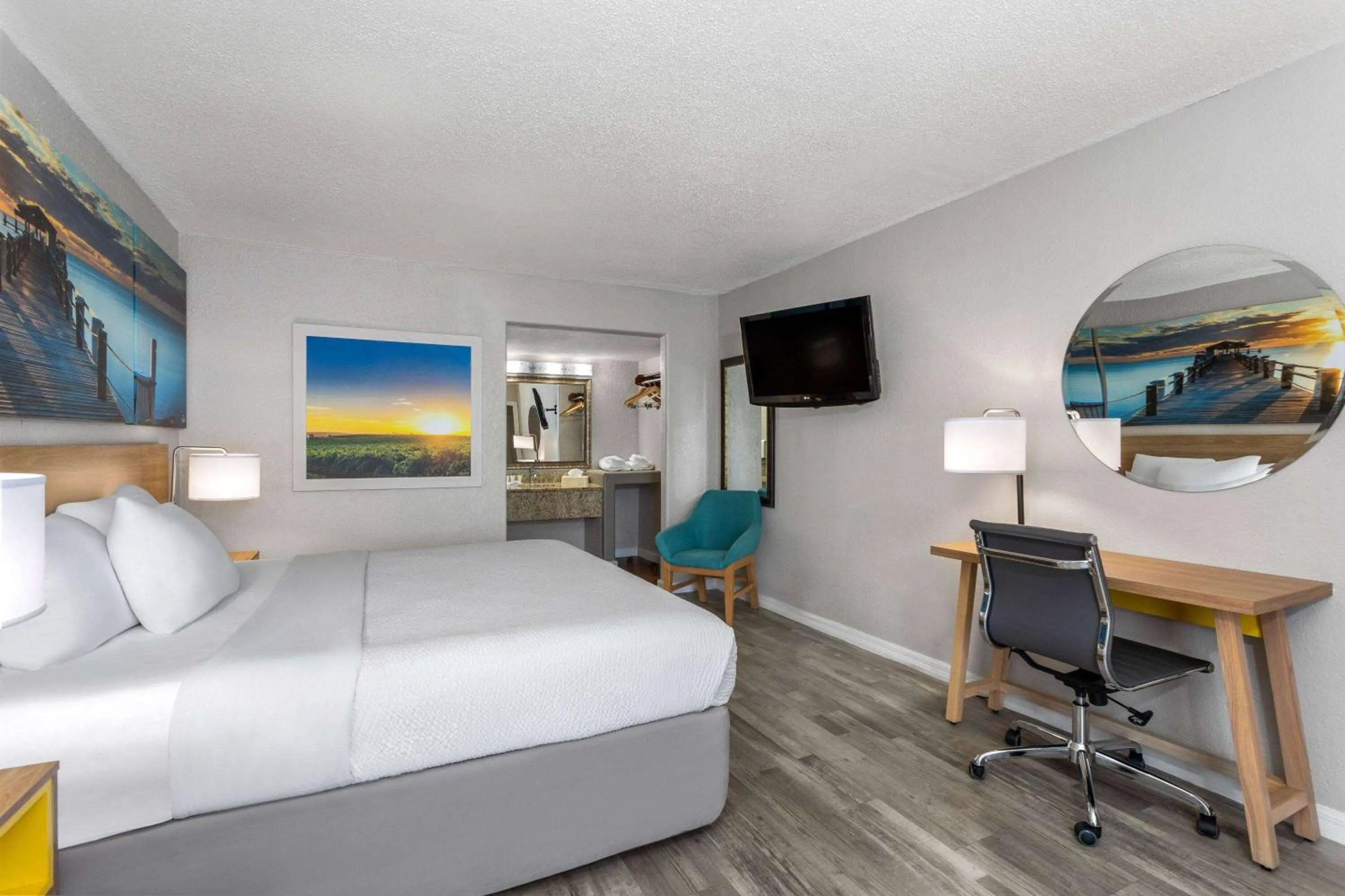 Photo of the whole room, Bed in Days Inn by Wyndham Wildwood I-75