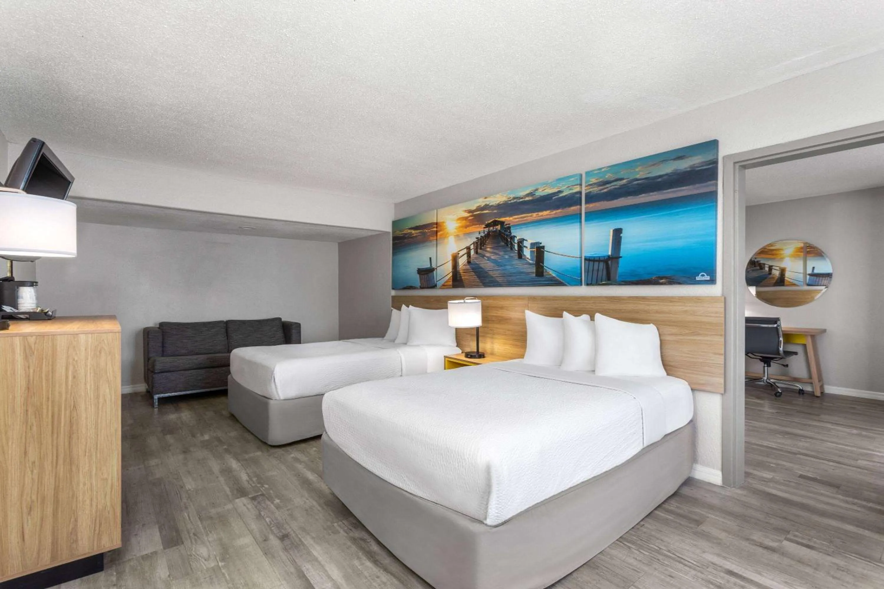 Photo of the whole room, Bed in Days Inn by Wyndham Wildwood I-75