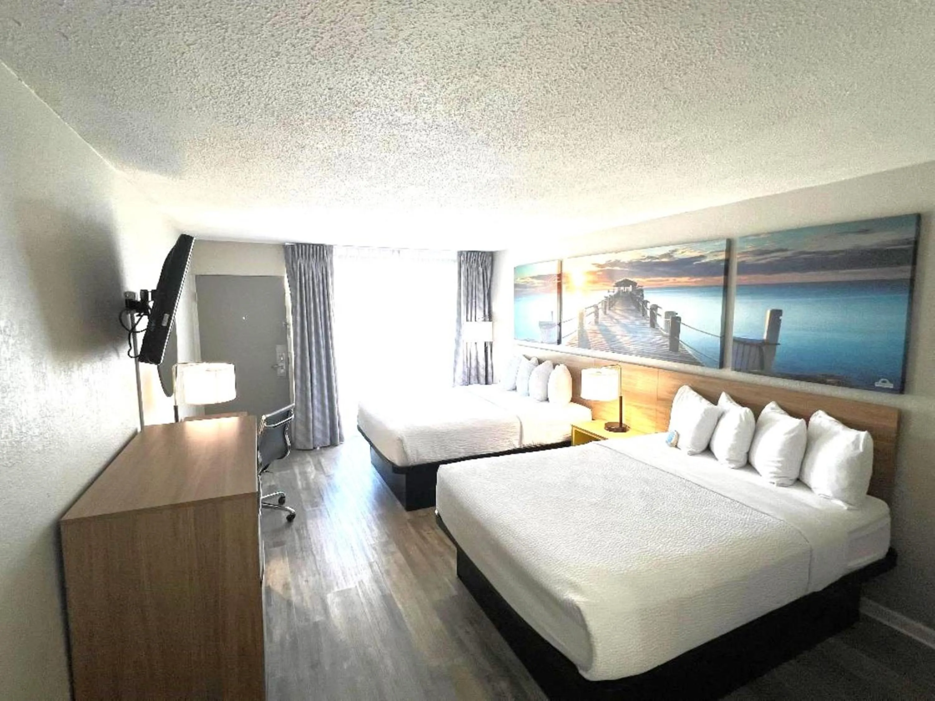 Bed in Days Inn by Wyndham Wildwood I-75