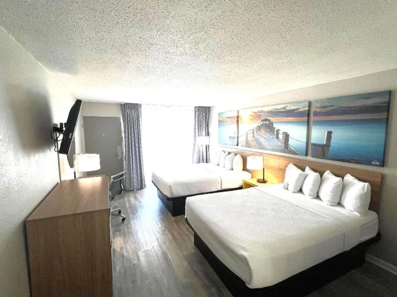 Bed in Days Inn by Wyndham Wildwood I-75