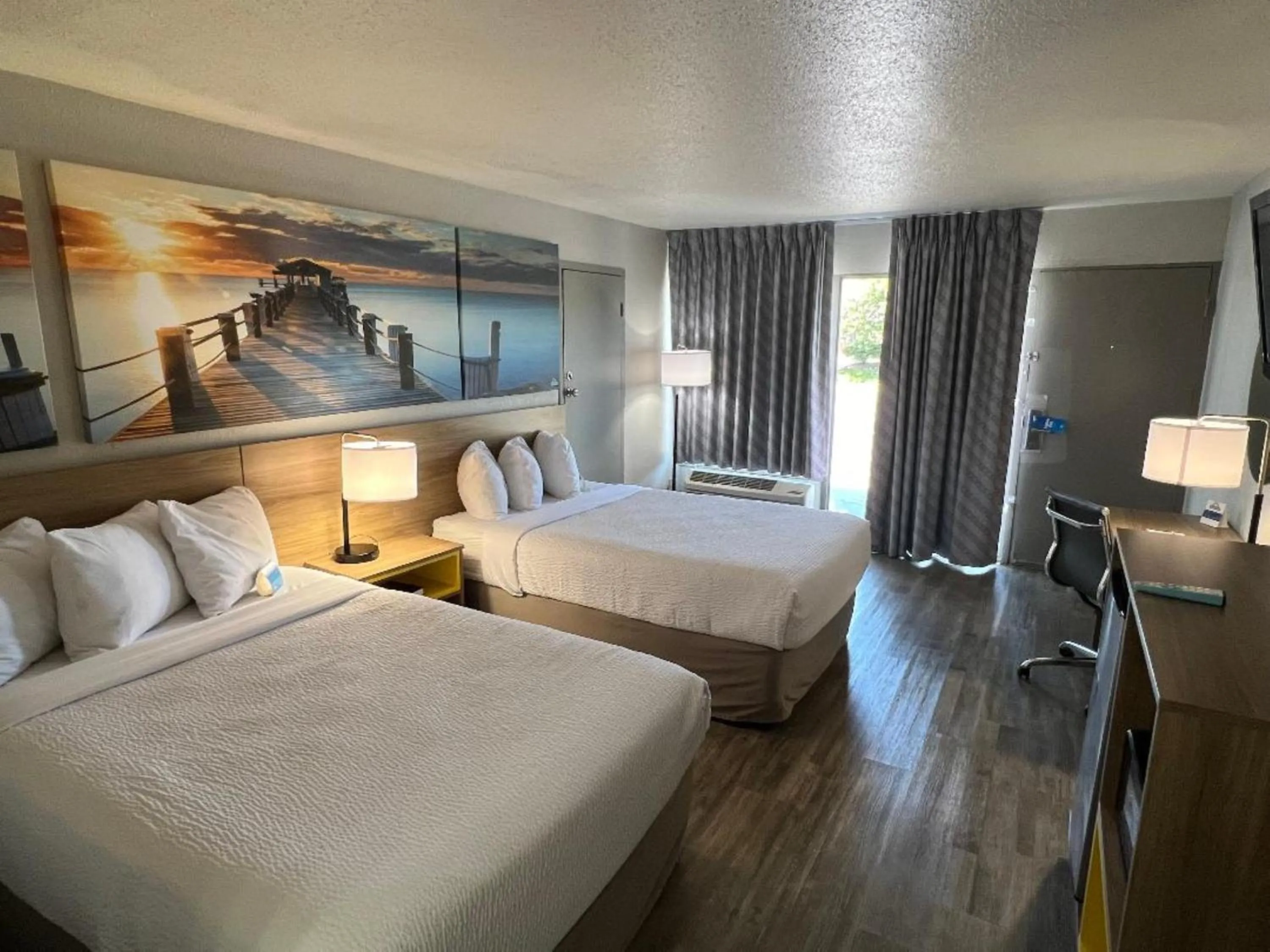 Bed in Days Inn by Wyndham Wildwood I-75