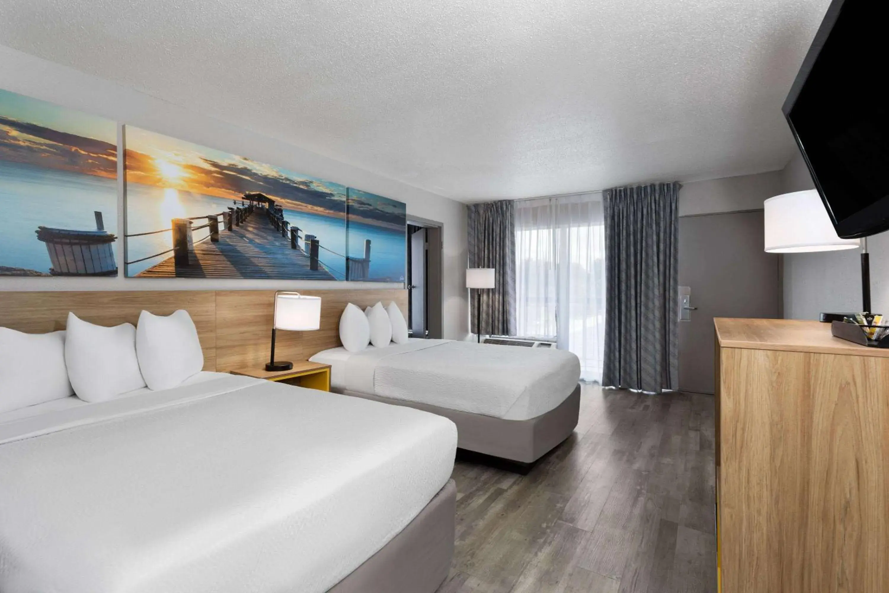 Photo of the whole room, Bed in Days Inn by Wyndham Wildwood I-75 Photo of the whole room, Bed in Days Inn by Wyndham Wildwood I-75