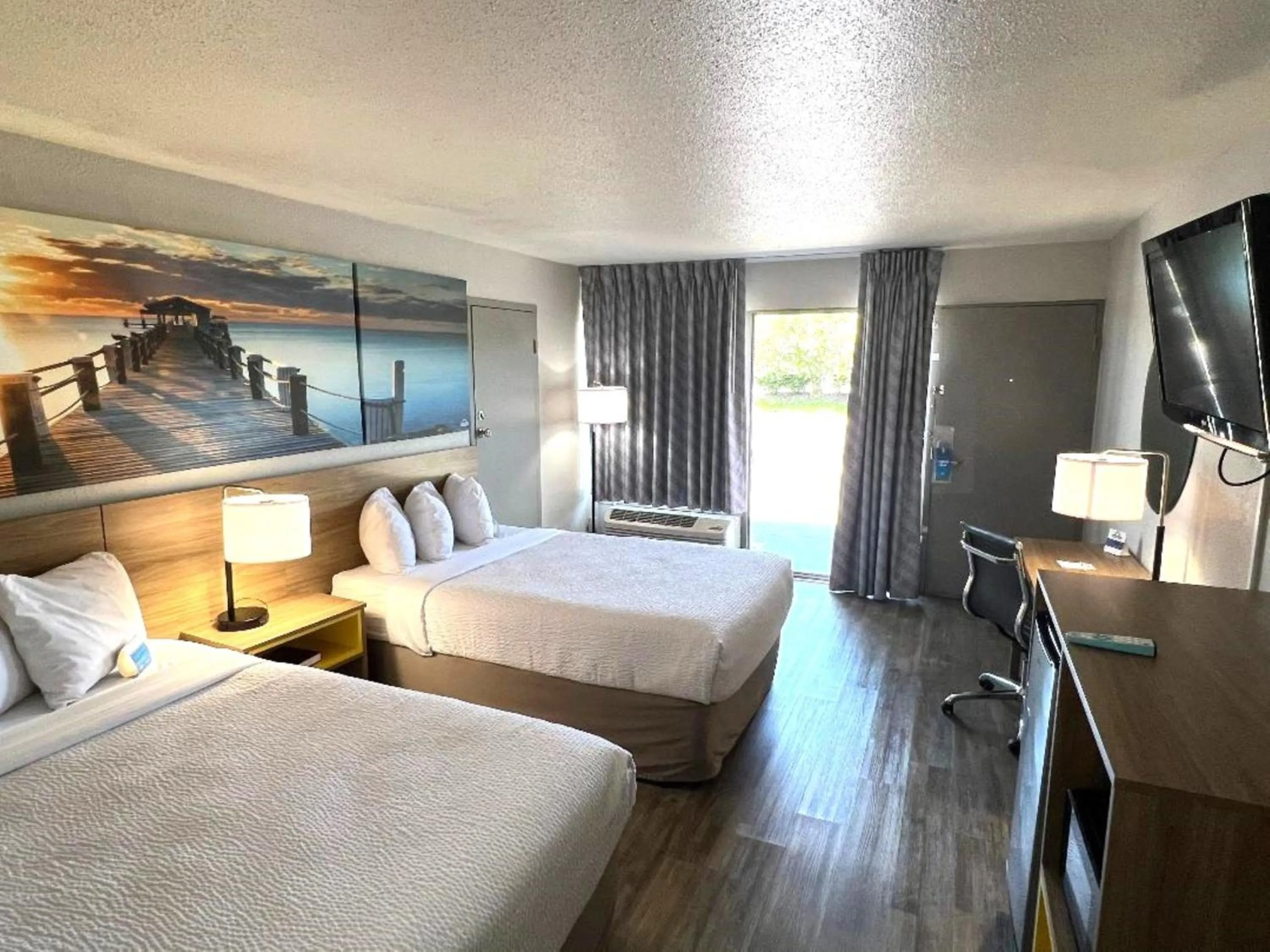 Bed in Days Inn by Wyndham Wildwood I-75