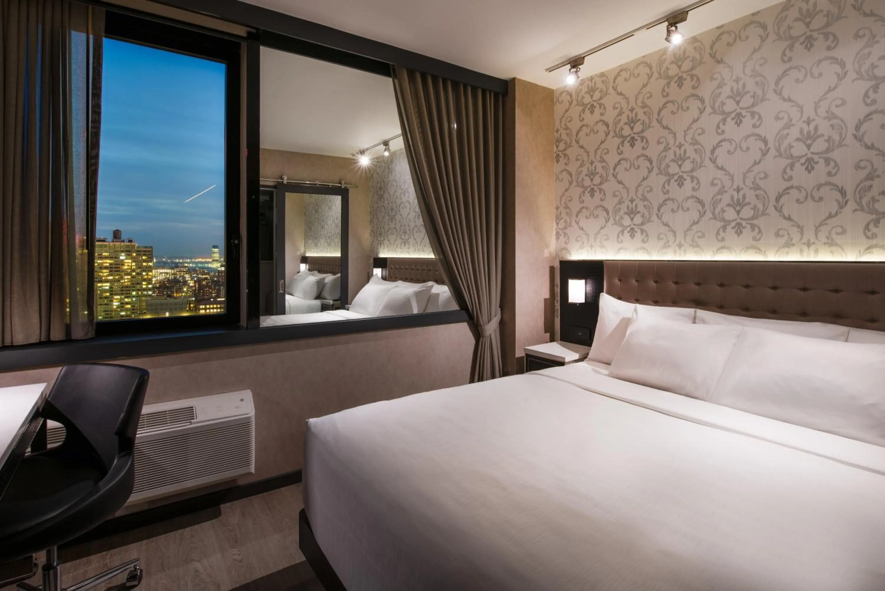 View (from property/room), Bed in Aliz Hotel Times Square