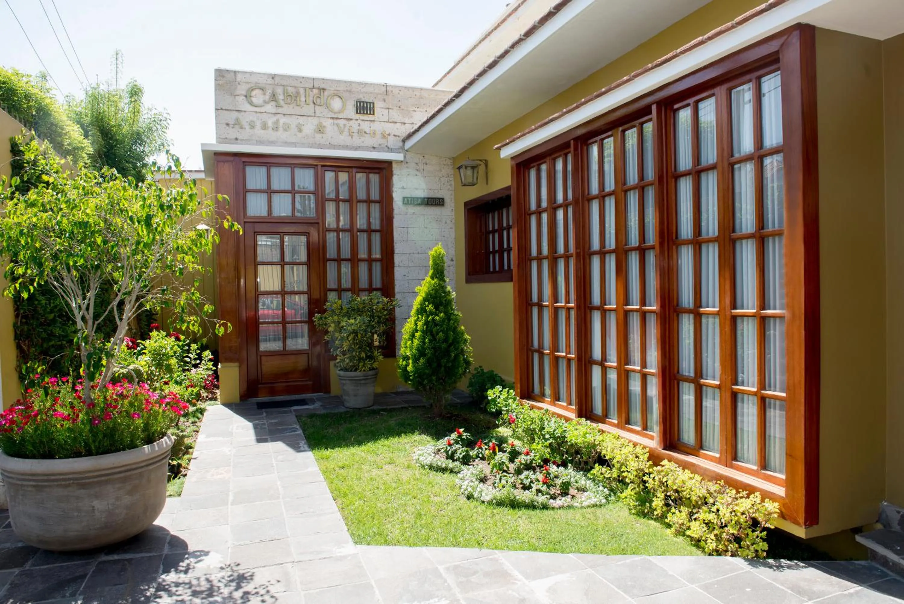 Restaurant/places to eat in El Cabildo Hotel