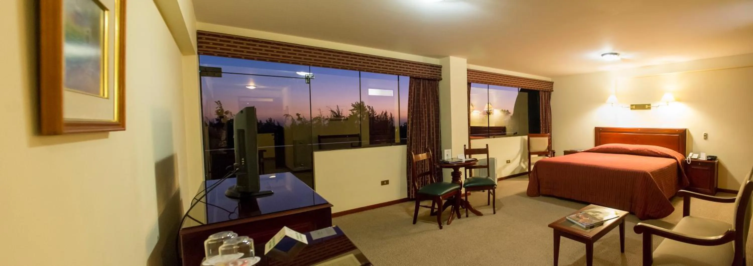 Photo of the whole room, Bed in El Cabildo Hotel