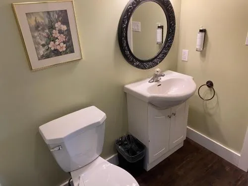 Colonial Charm Inn