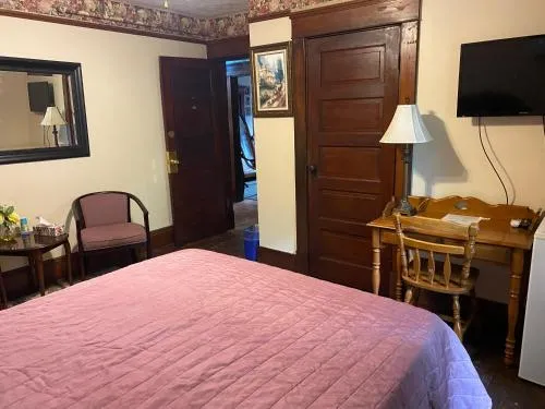 Colonial Charm Inn