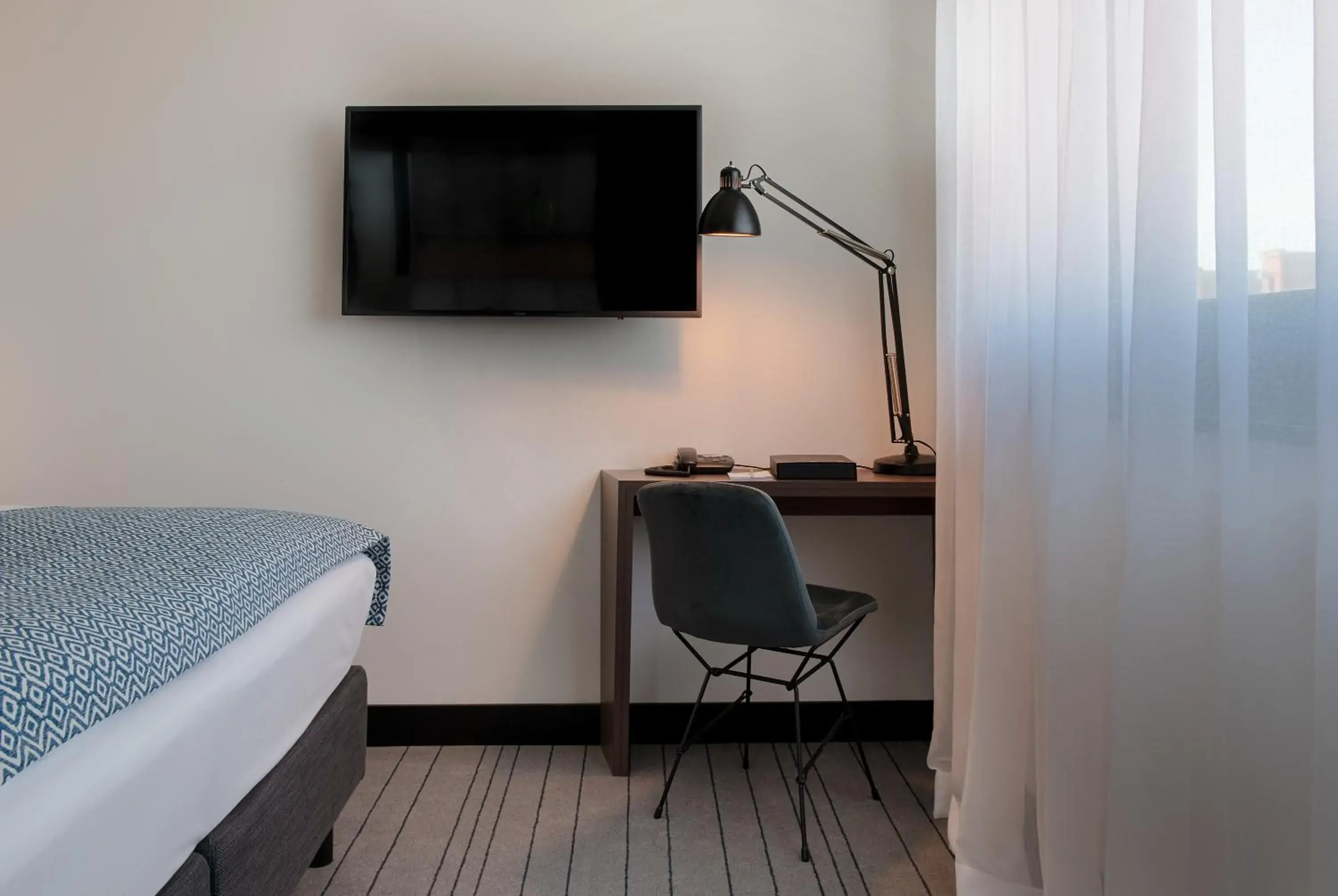 TV and multimedia, Bed in PIERDREI Hotel HafenCity Hamburg TV and multimedia, Bed in PIERDREI Hotel HafenCity Hamburg