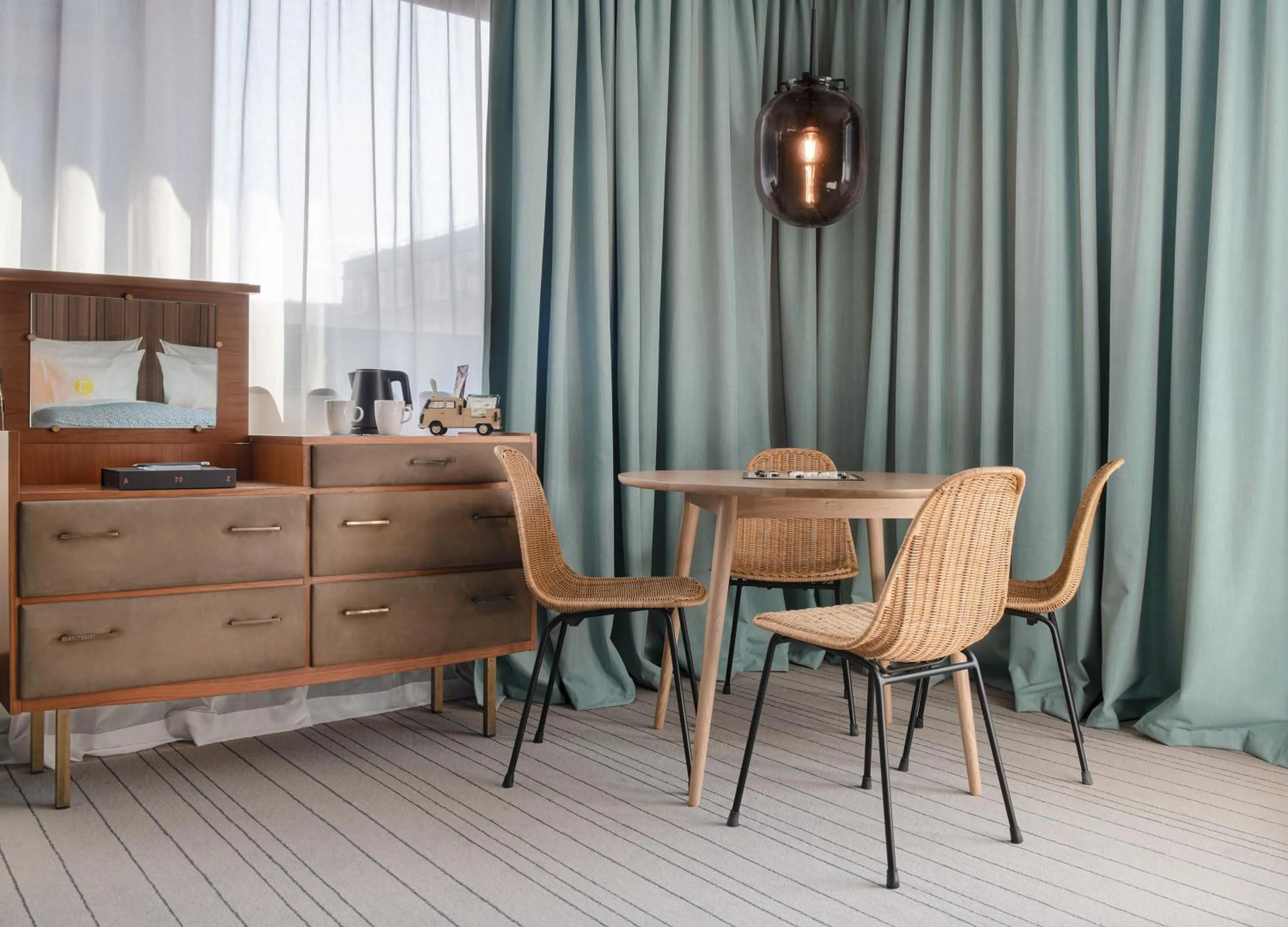 Seating area in PIERDREI Hotel HafenCity Hamburg