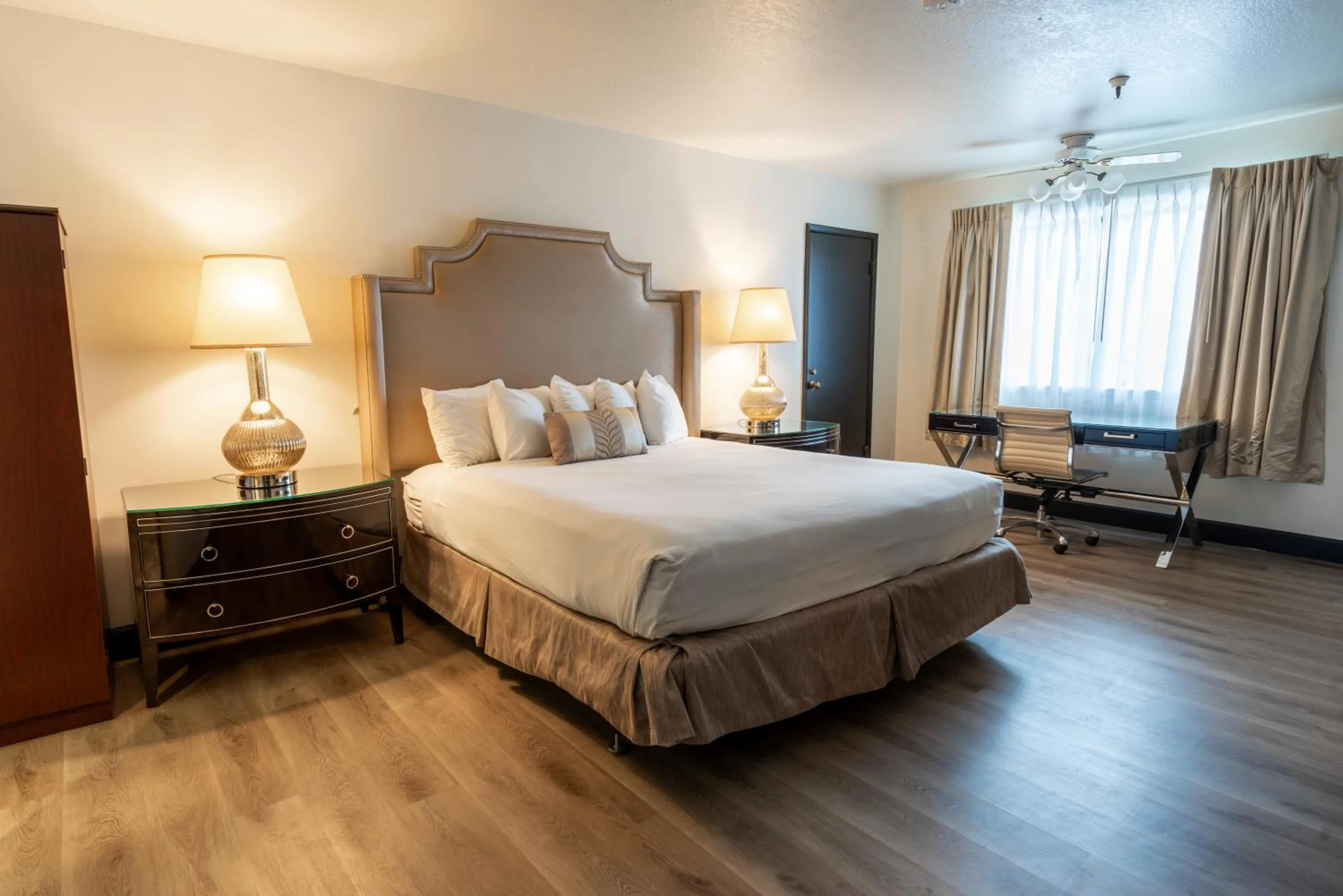 Photo of the whole room, Bed in Sands Inn &amp; Suites