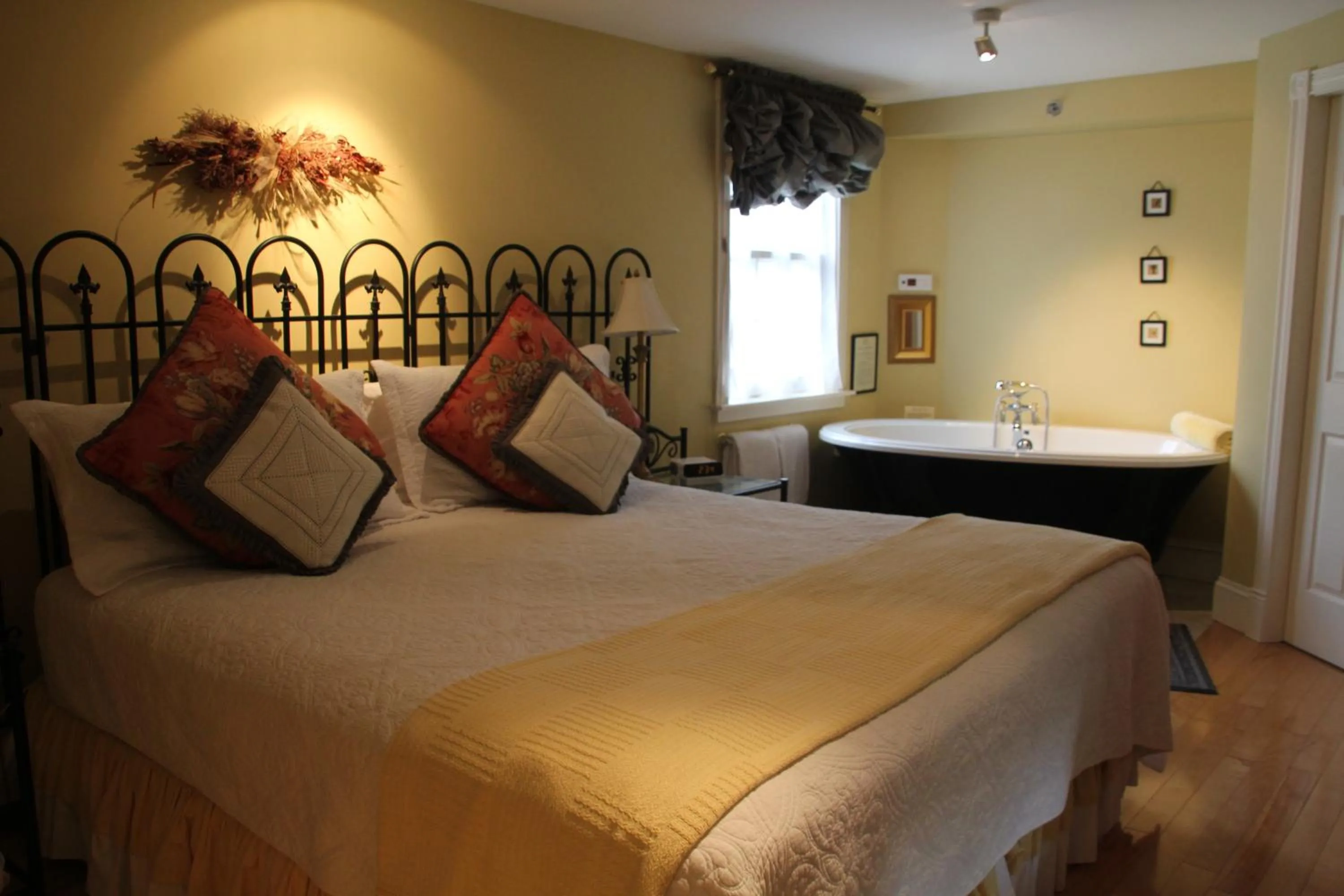 King Suite with Sofa Bed - Second Floor in Shipwright Inn