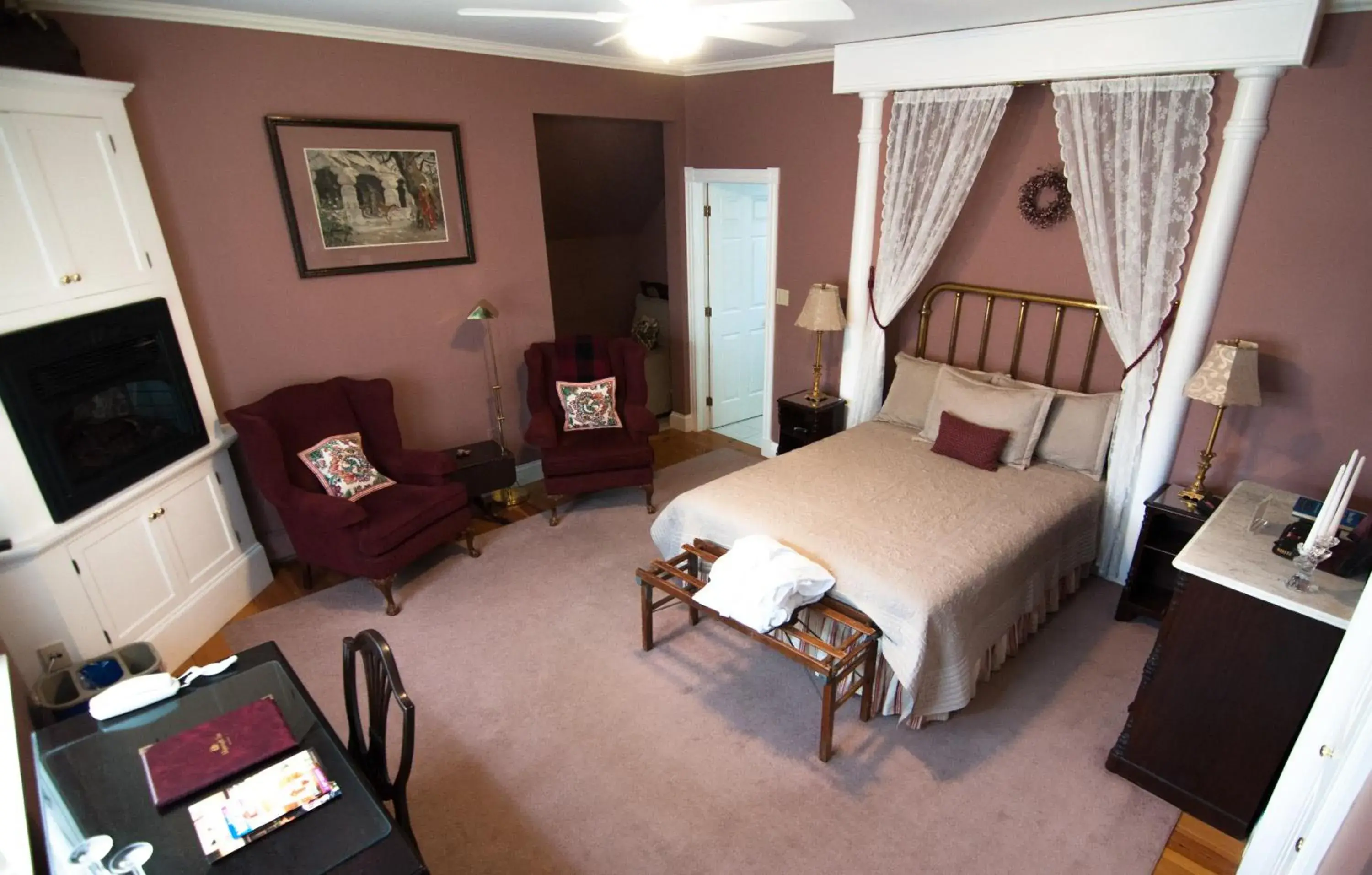 Queen and Twin Room - Ground Floor in Shipwright Inn Queen and Twin Room - Ground Floor in Shipwright Inn