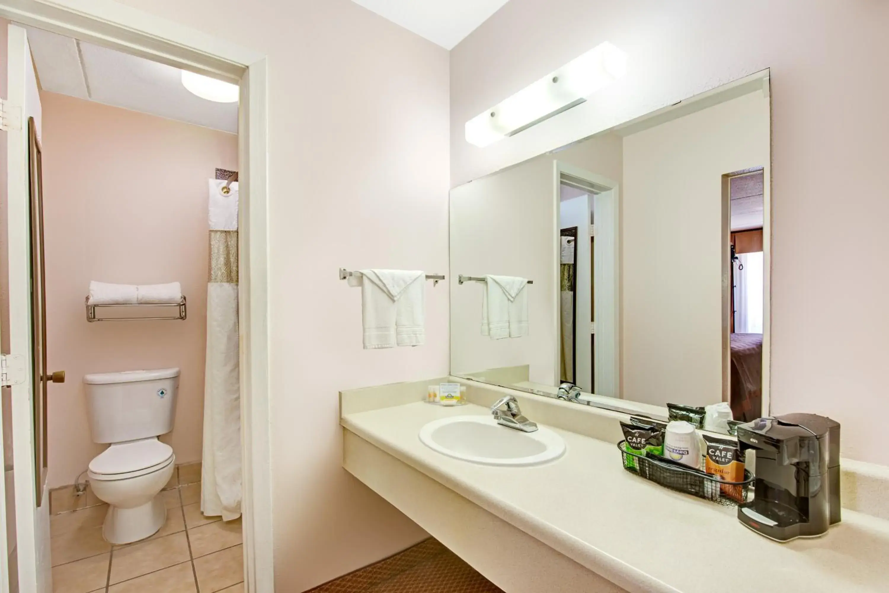 Queen Room with Two Queen Beds - Smoking in Baymont by Wyndham San Antonio Near Lackland AFB Queen Room with Two Queen Beds - Smoking in Baymont by Wyndham San Antonio Near Lackland AFB