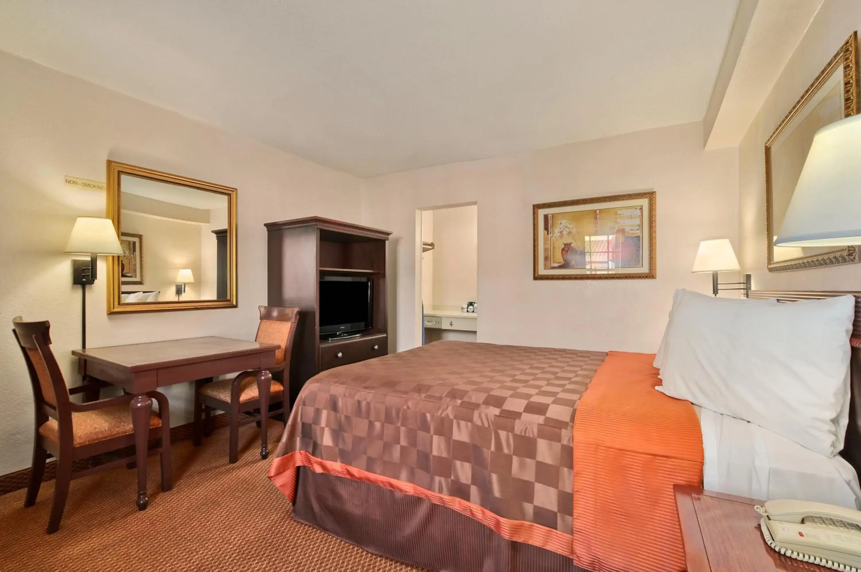 King Room - Non-Smoking in Baymont by Wyndham San Antonio Near Lackland AFB King Room - Non-Smoking in Baymont by Wyndham San Antonio Near Lackland AFB