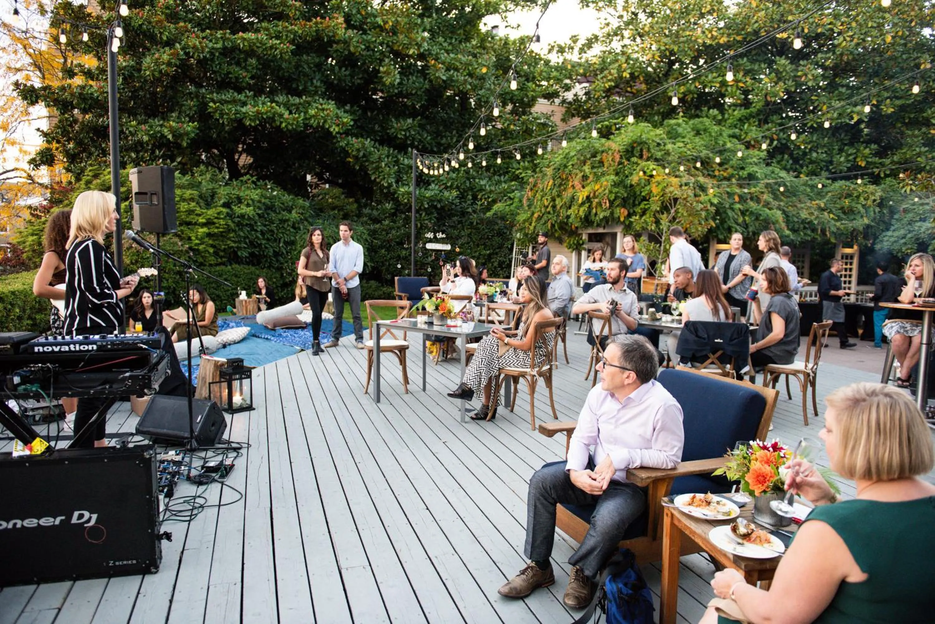 Evening entertainment in Kimpton Riverplace Hotel by IHG