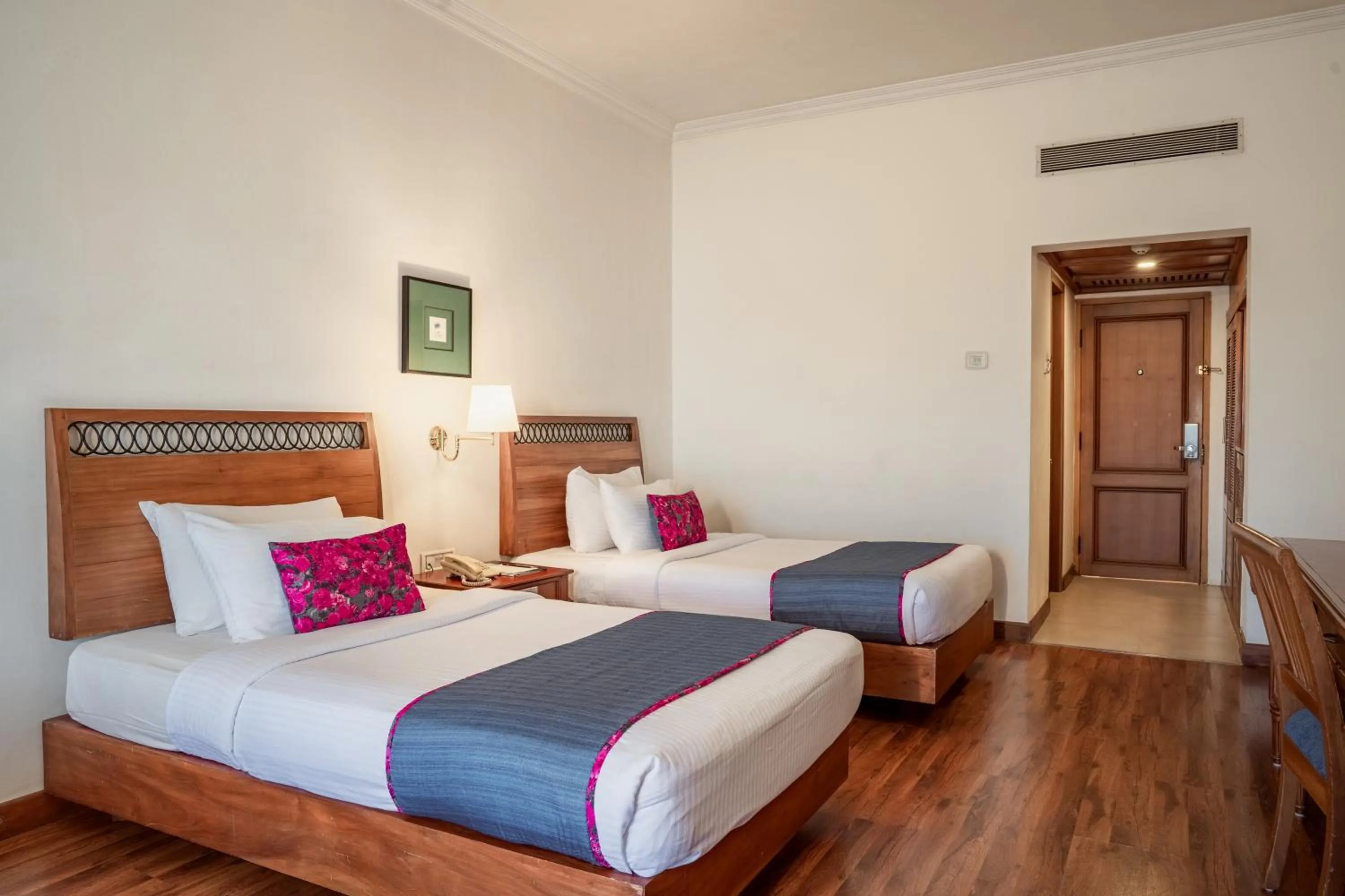 Photo of the whole room, Bed in The Avenue Regent