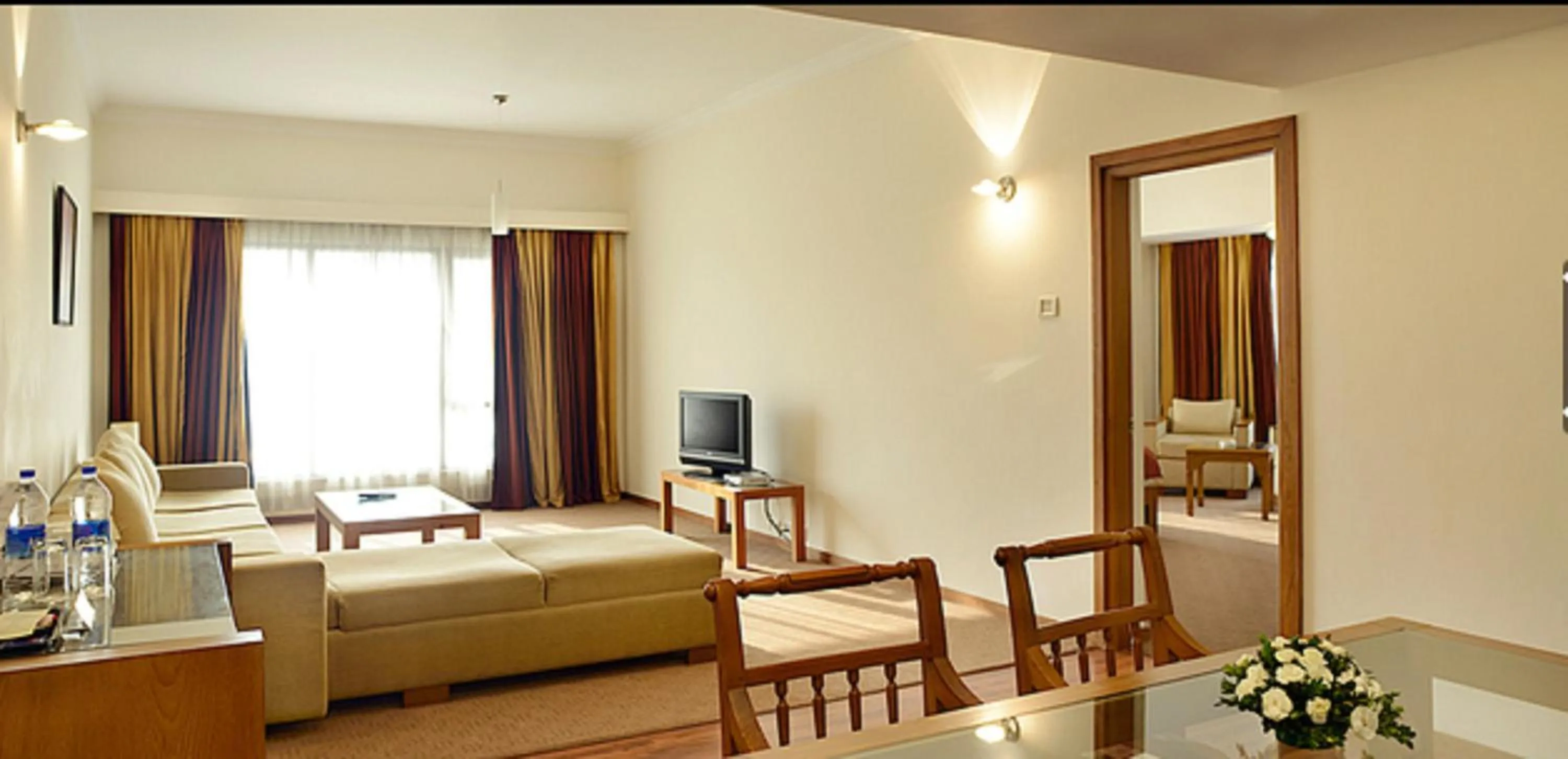 Day in The Avenue Regent