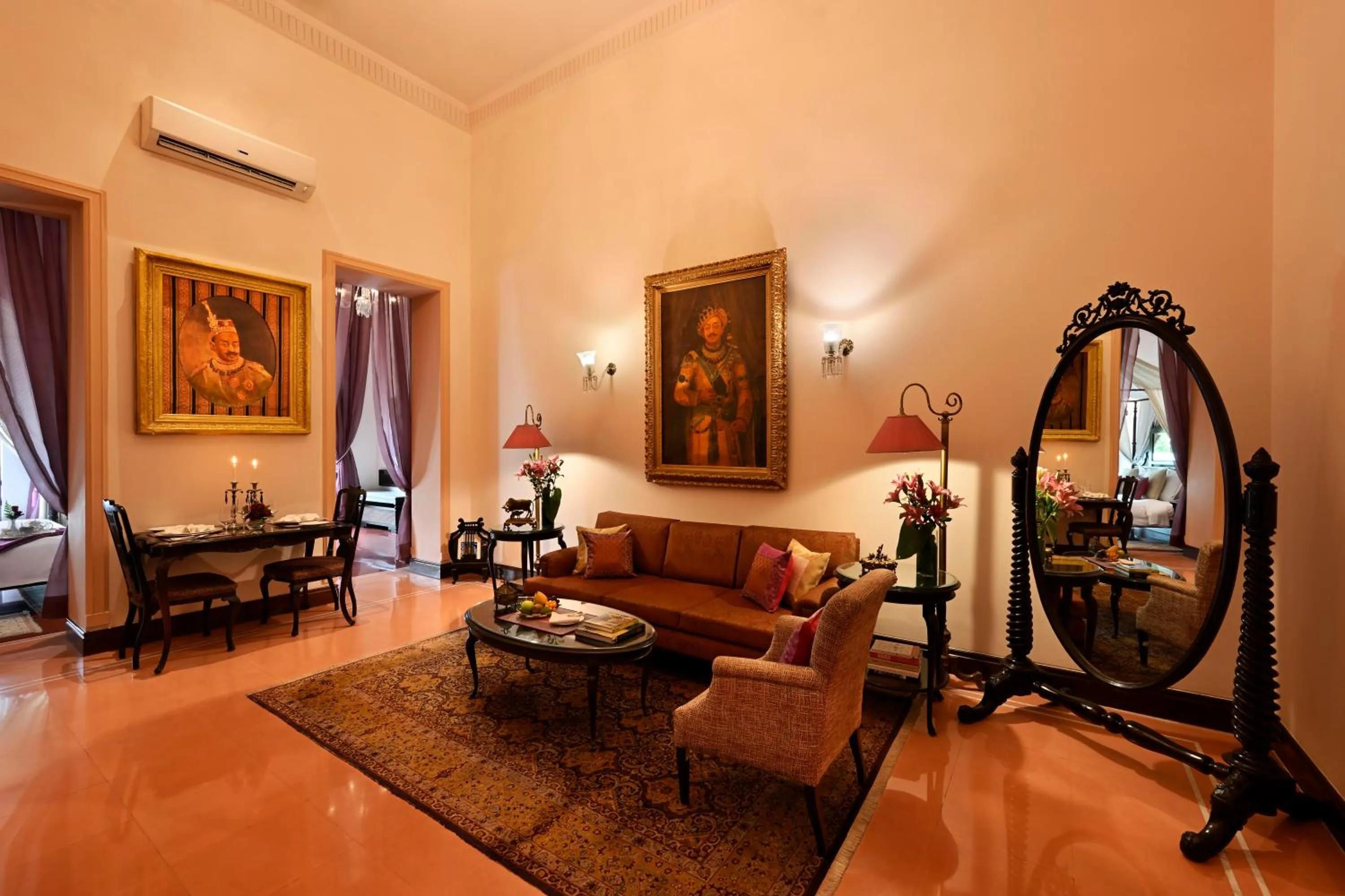 Living room in Taj Nadesar Palace