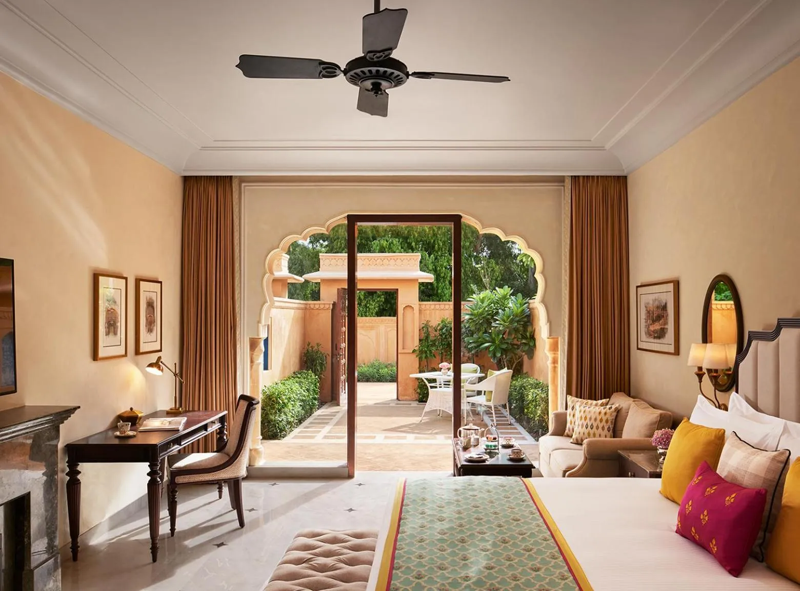 Photo of the whole room, Bed in Sawai Man Mahal