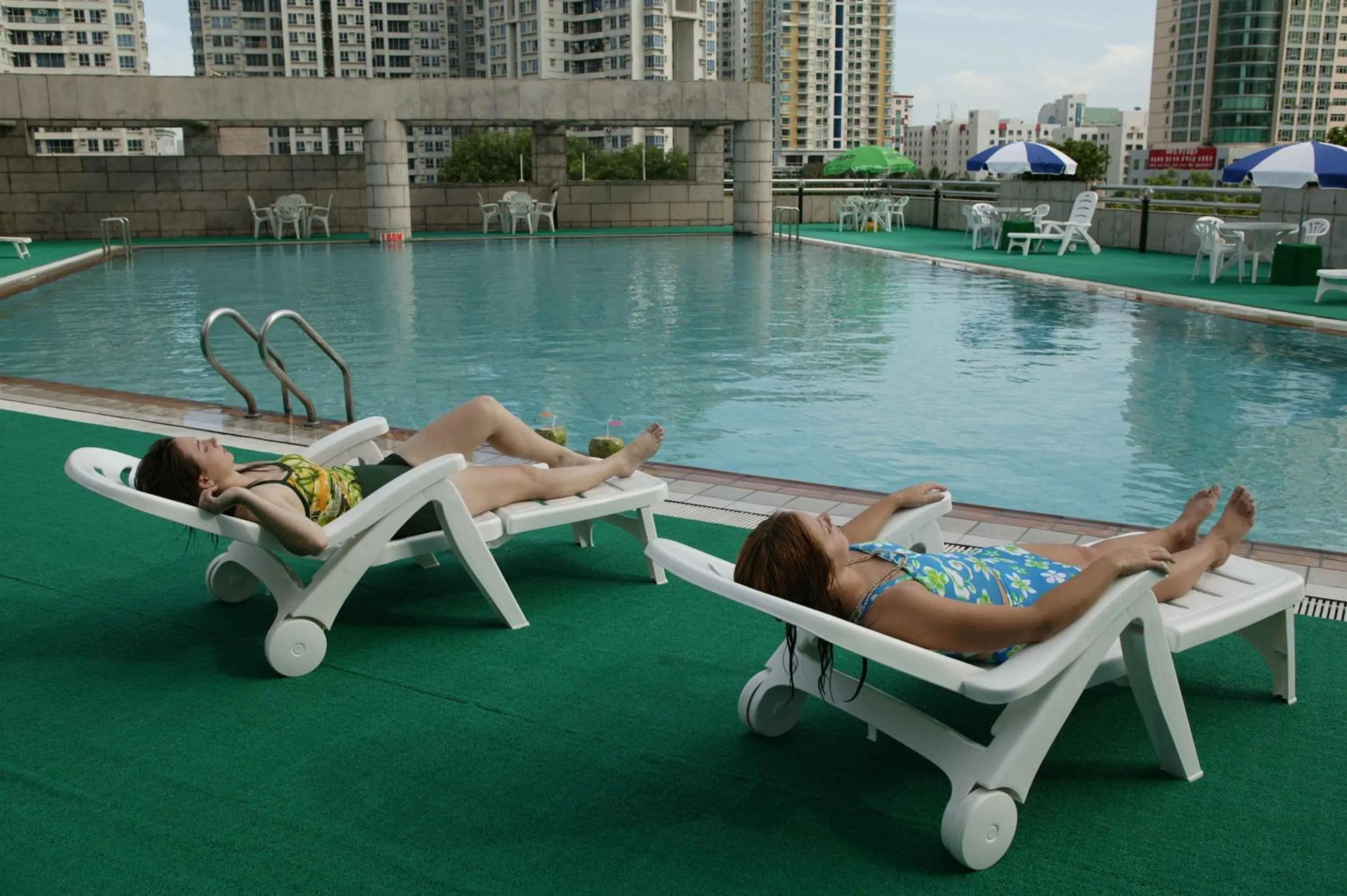 Swimming pool in Wyndham Garden Haikou Meilan