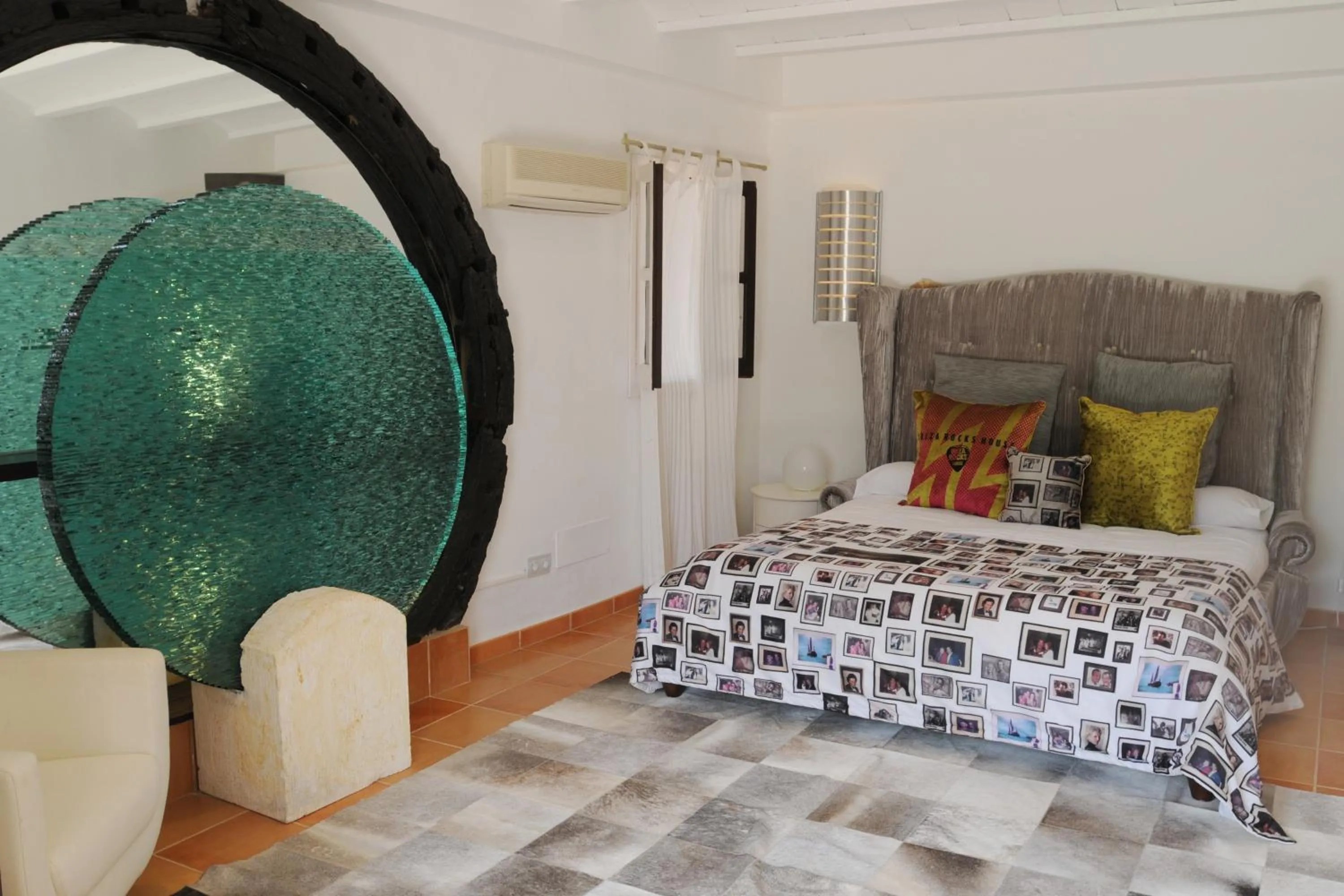 Photo of the whole room in Pikes Ibiza