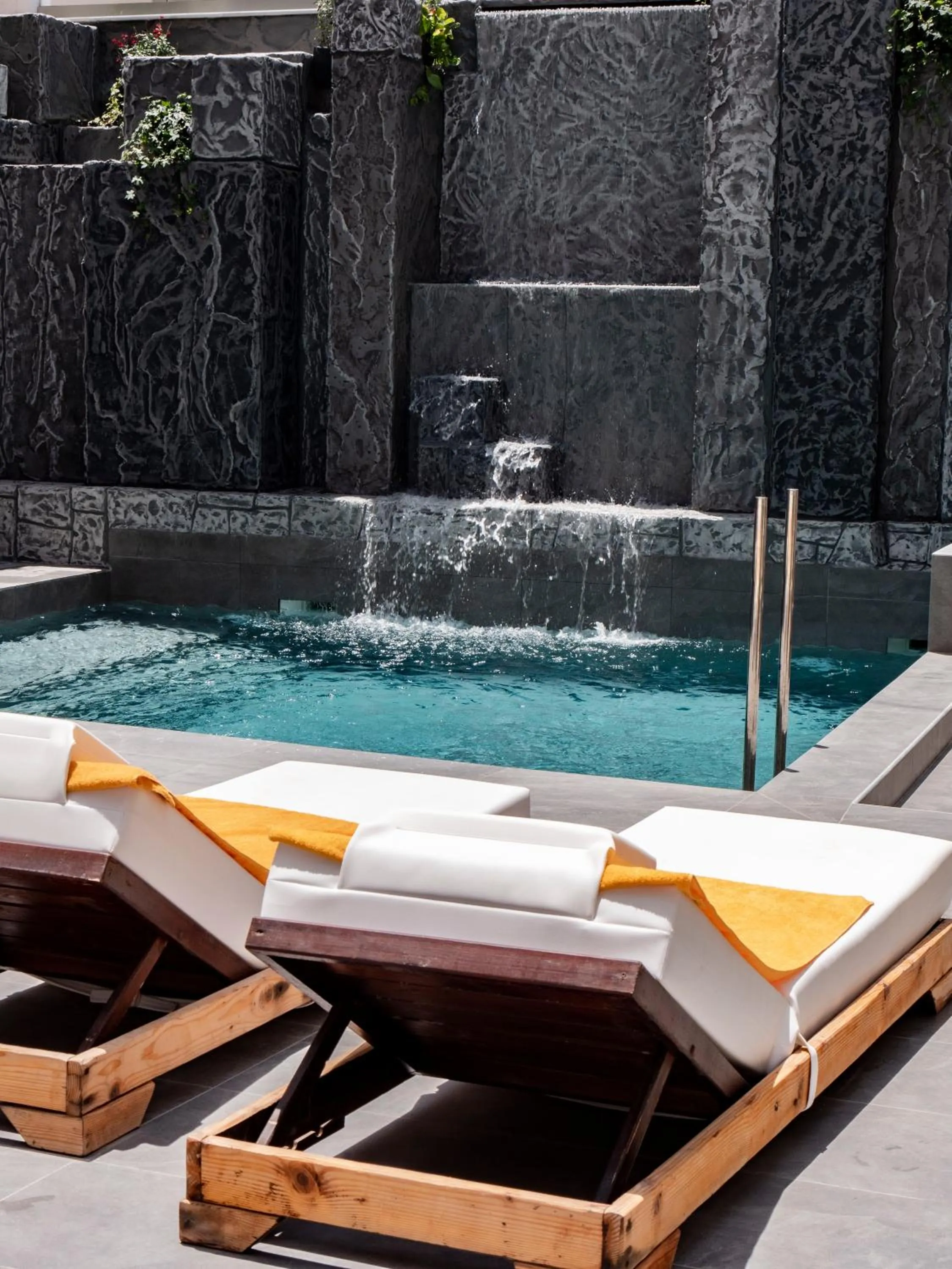 Elmi Beach Hotel & Suites