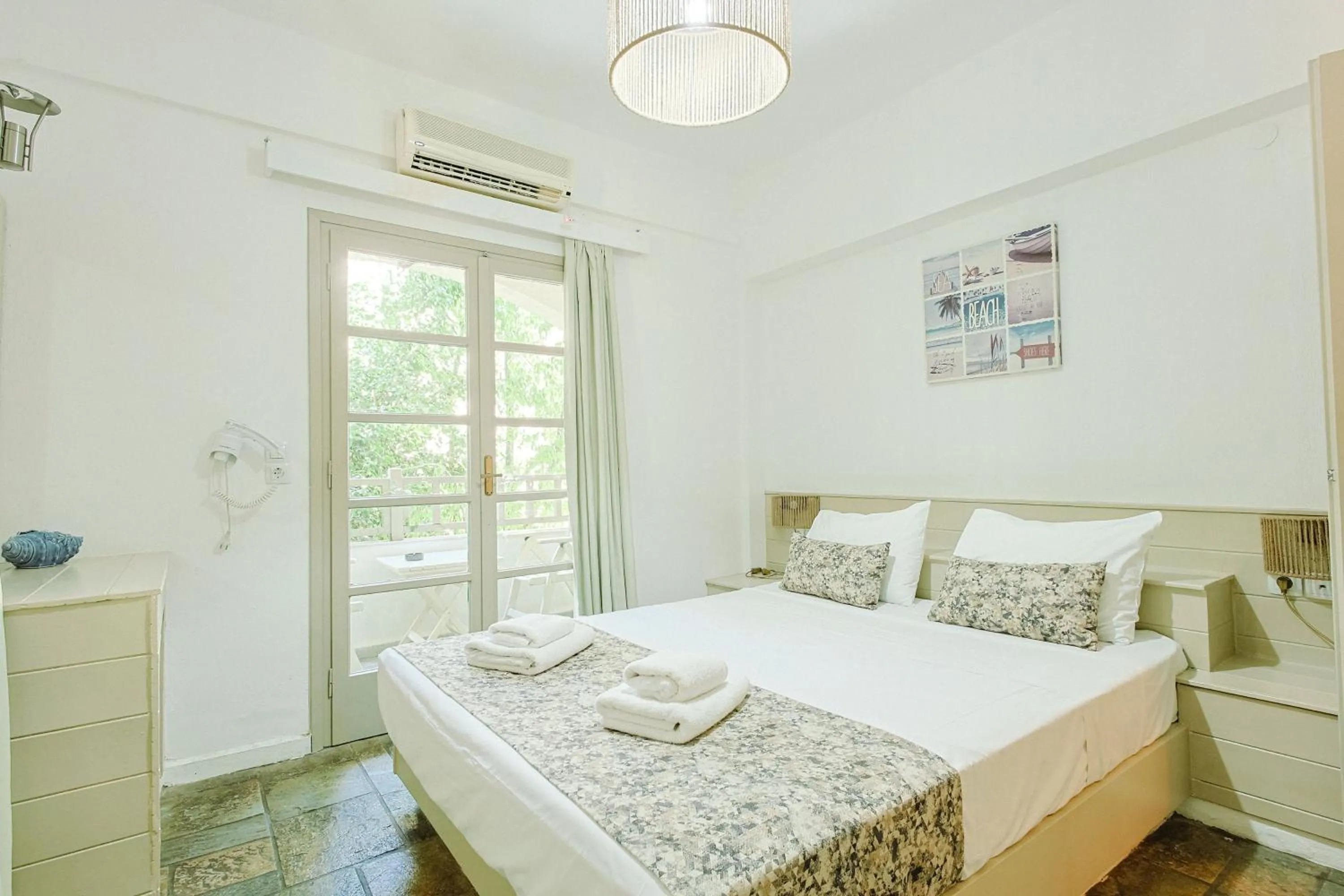 Photo of the whole room, Bed in Elmi Beach Hotel & Suites