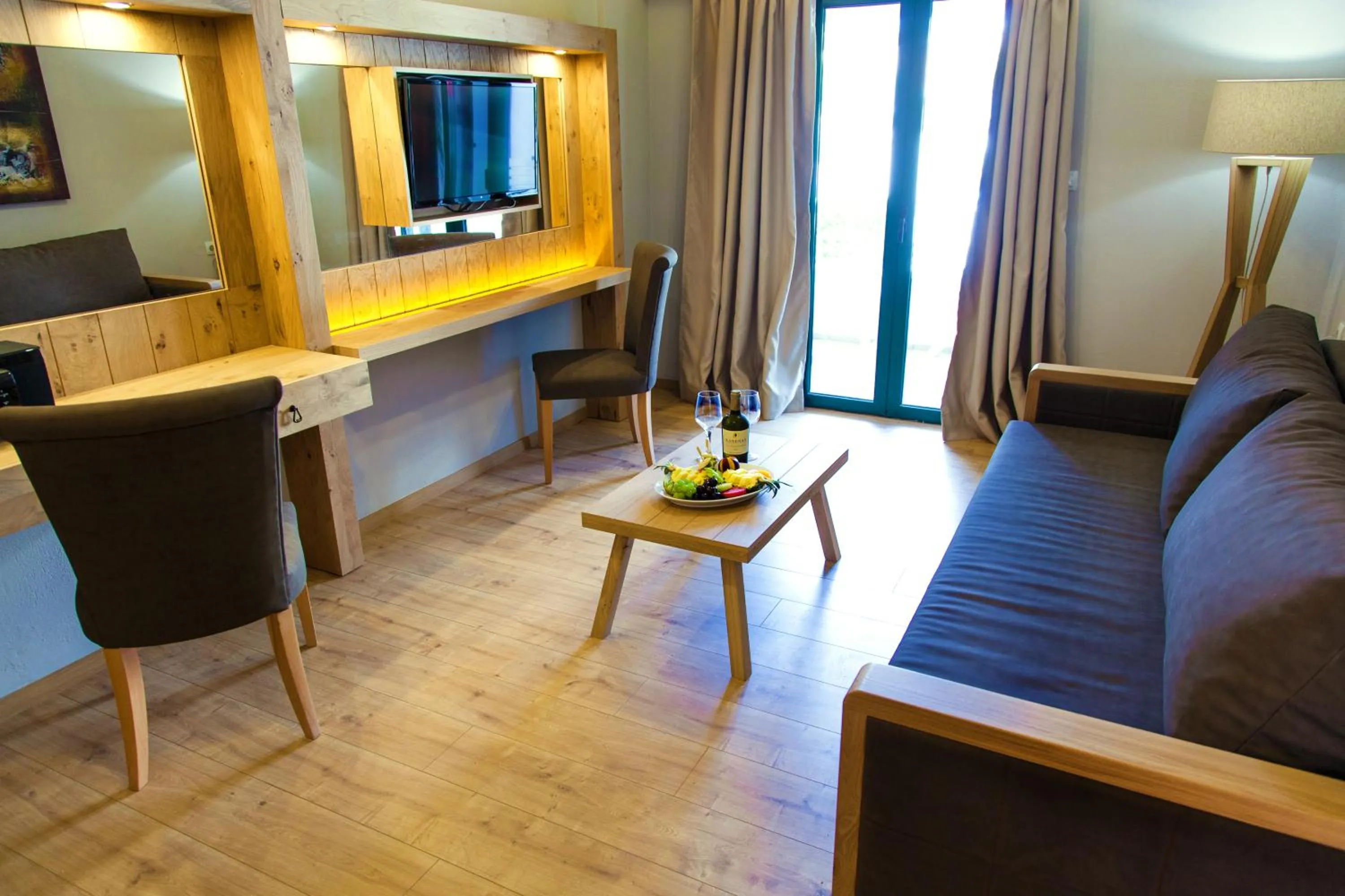 Living room in Elmi Beach Hotel & Suites