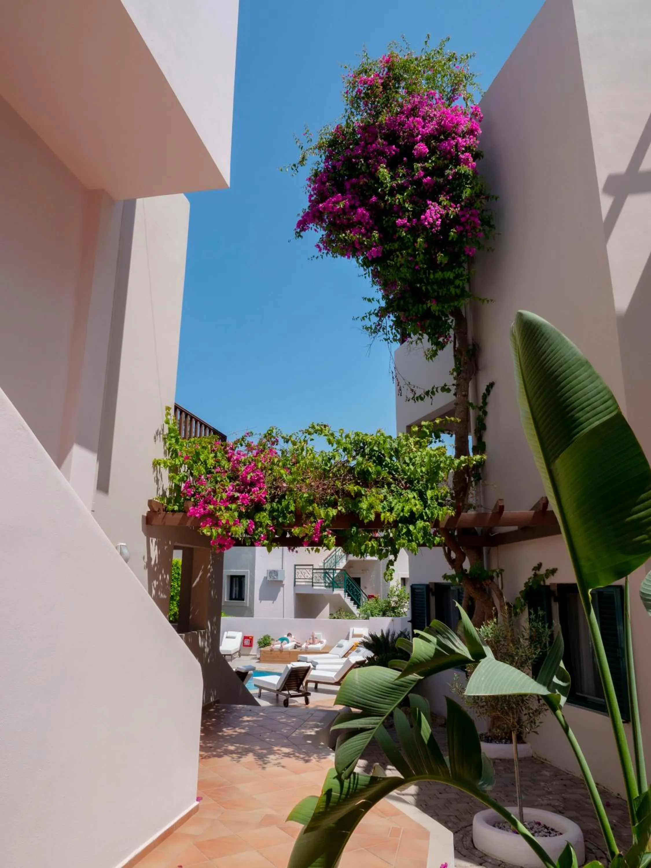 Elmi Beach Hotel & Suites