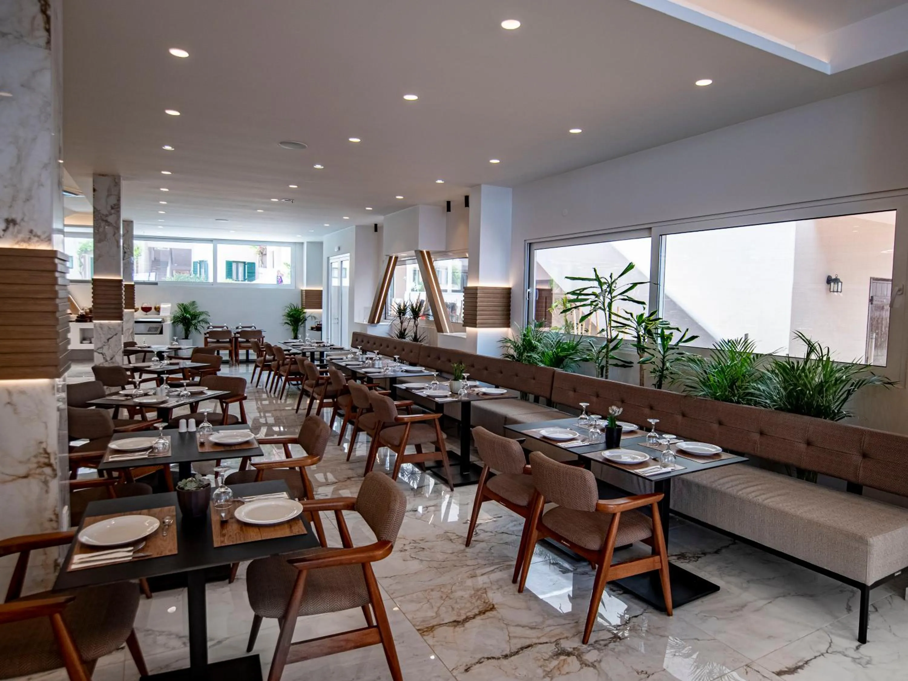 Restaurant/places to eat in Elmi Beach Hotel & Suites