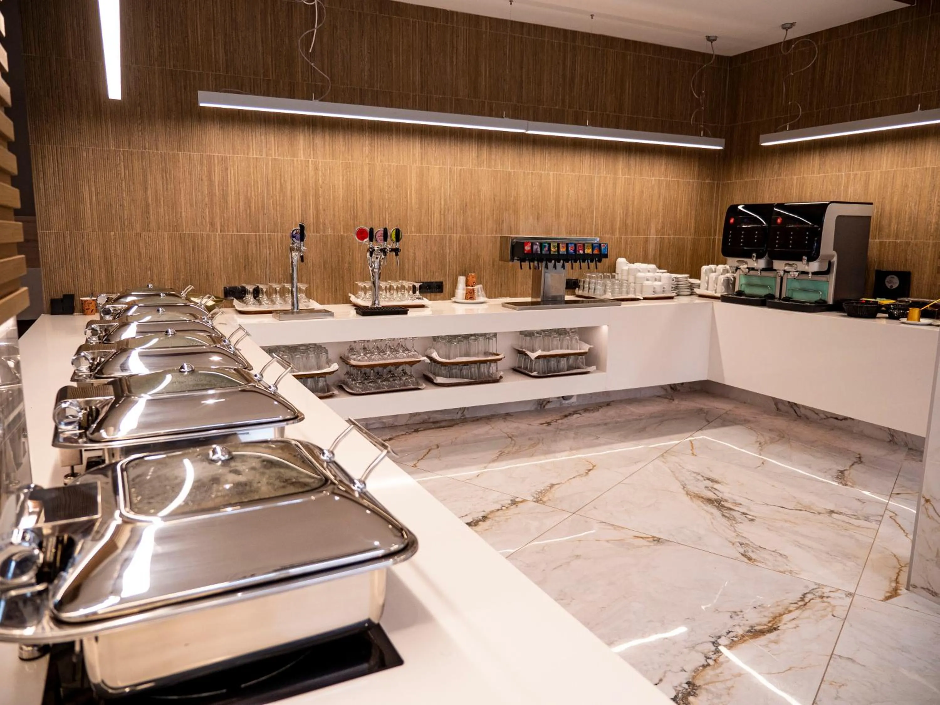 Elmi Beach Hotel & Suites