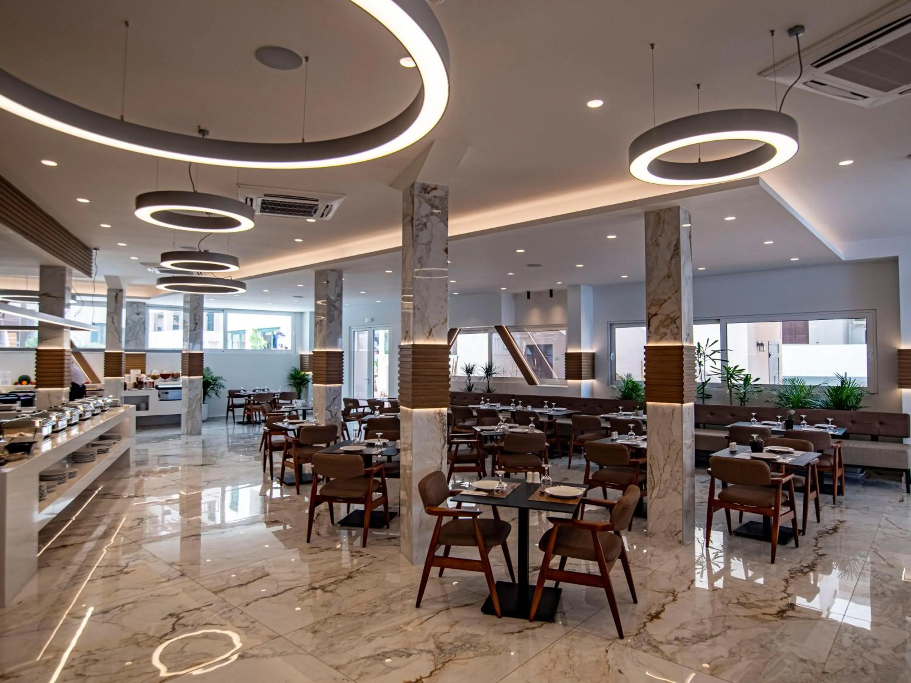 Restaurant/places to eat in Elmi Beach Hotel & Suites