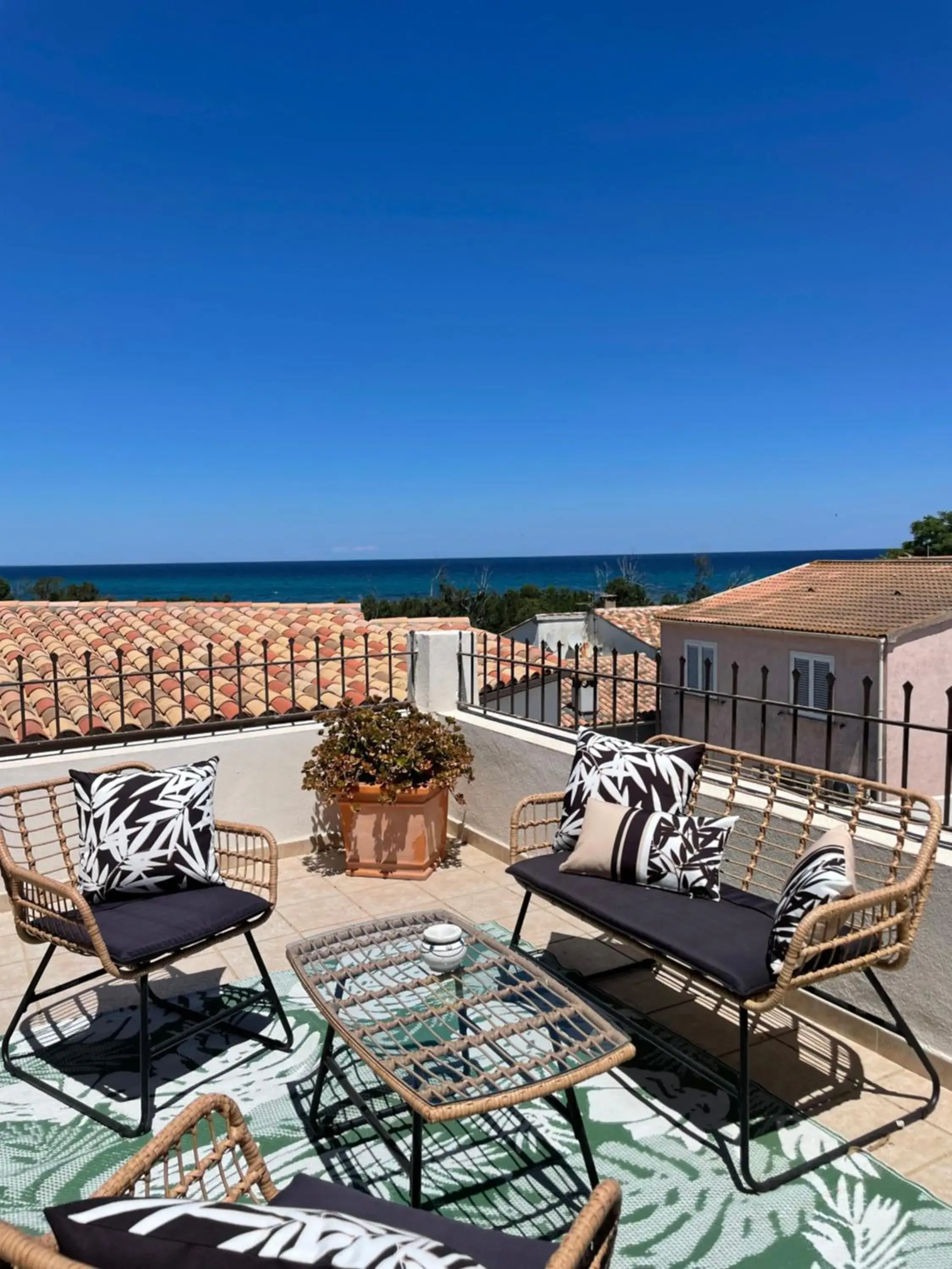 Superior Triple Room with Sea View in Hôtel Restaurant La Caravelle Superior Triple Room with Sea View in Hôtel Restaurant La Caravelle