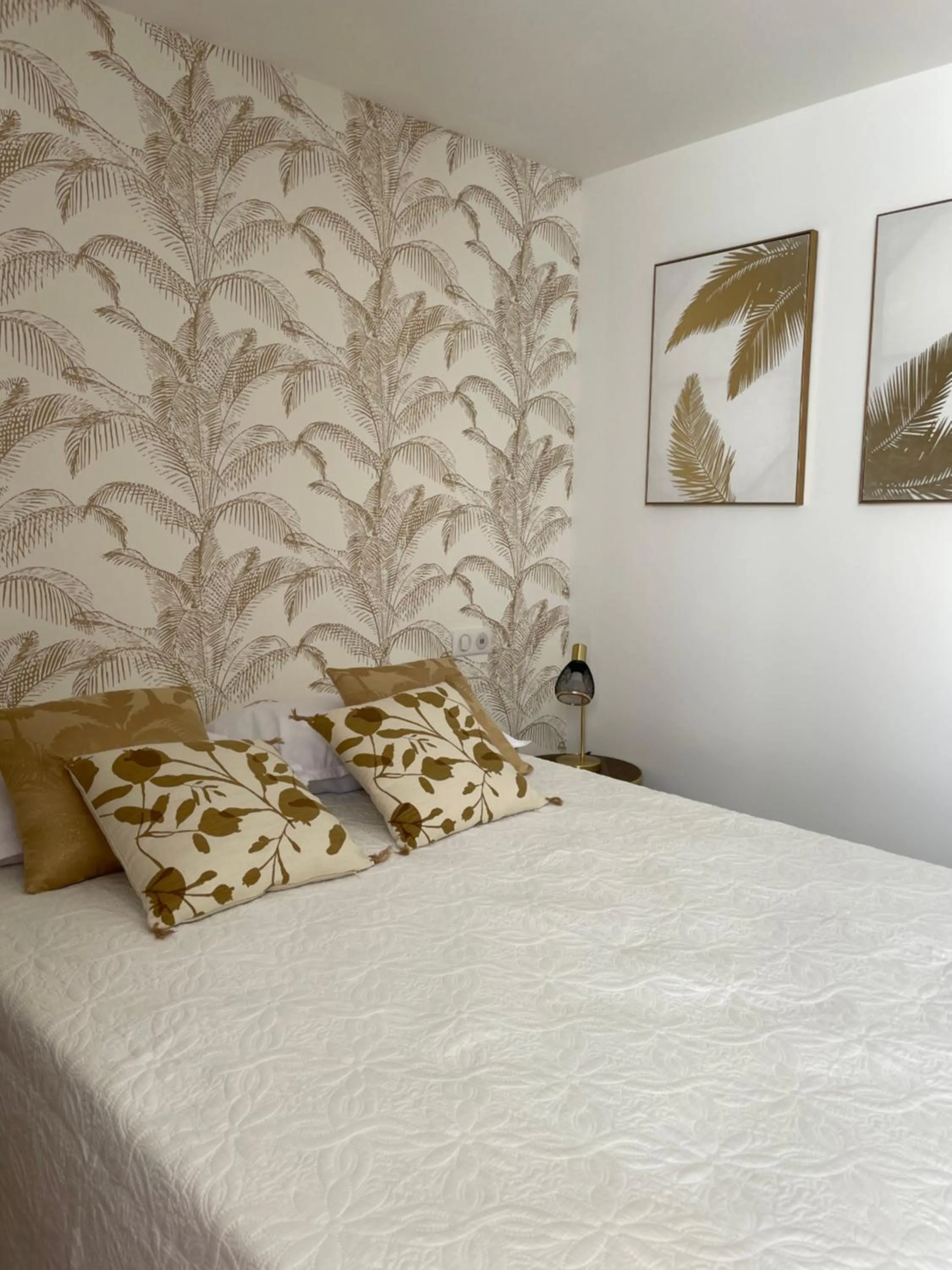 Balcony/Terrace, Bed in Hôtel Restaurant La Caravelle