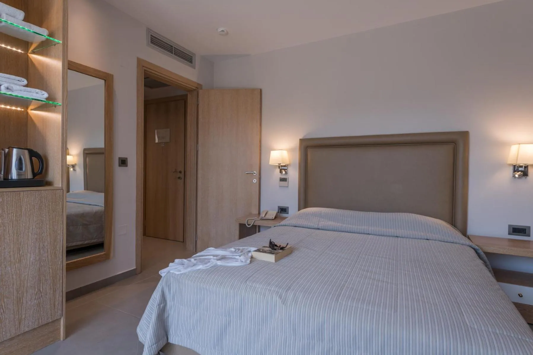 Bedroom, Bed in Cactus Beach Hotel