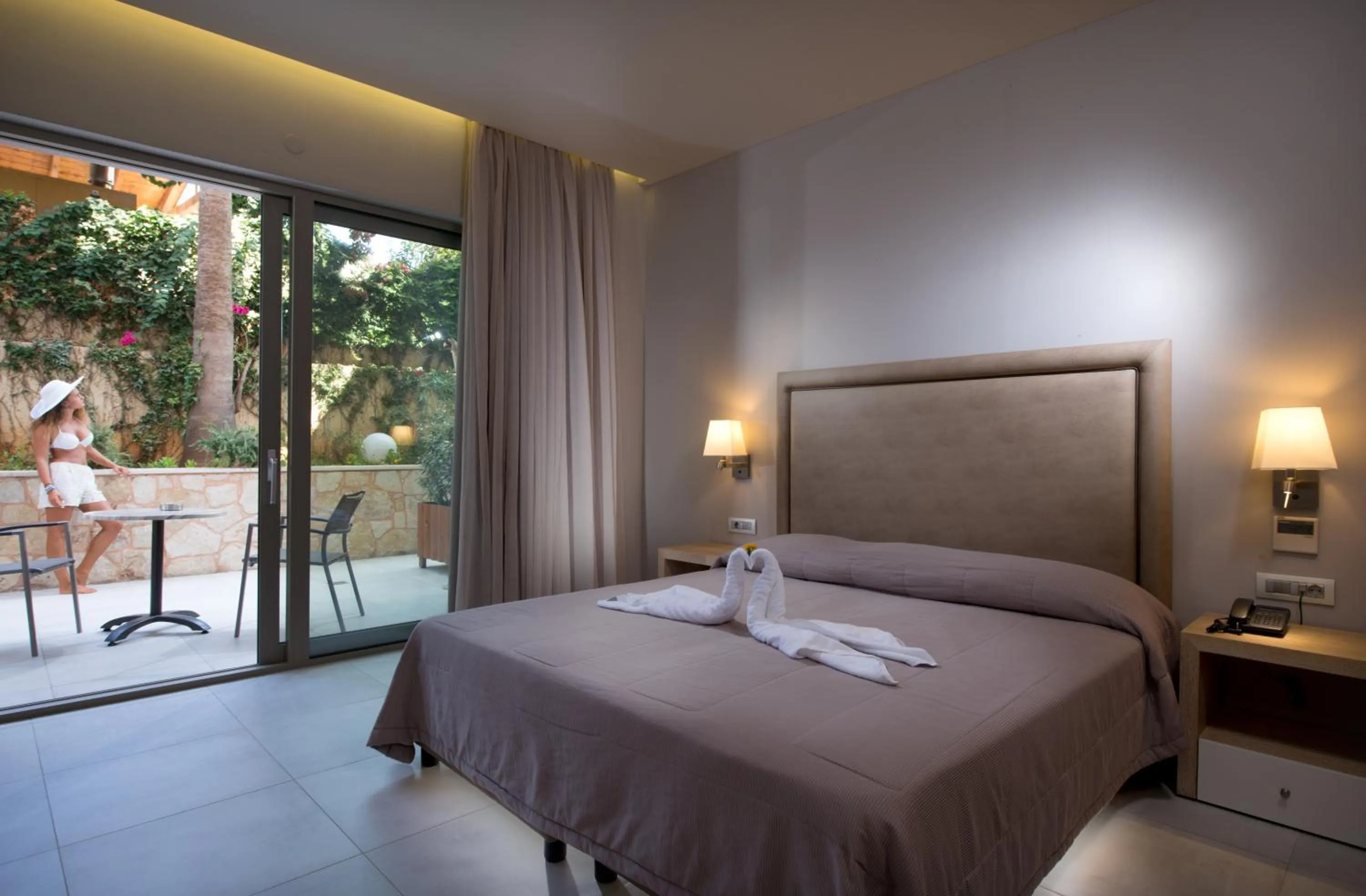 Bedroom, Bed in Cactus Beach Hotel