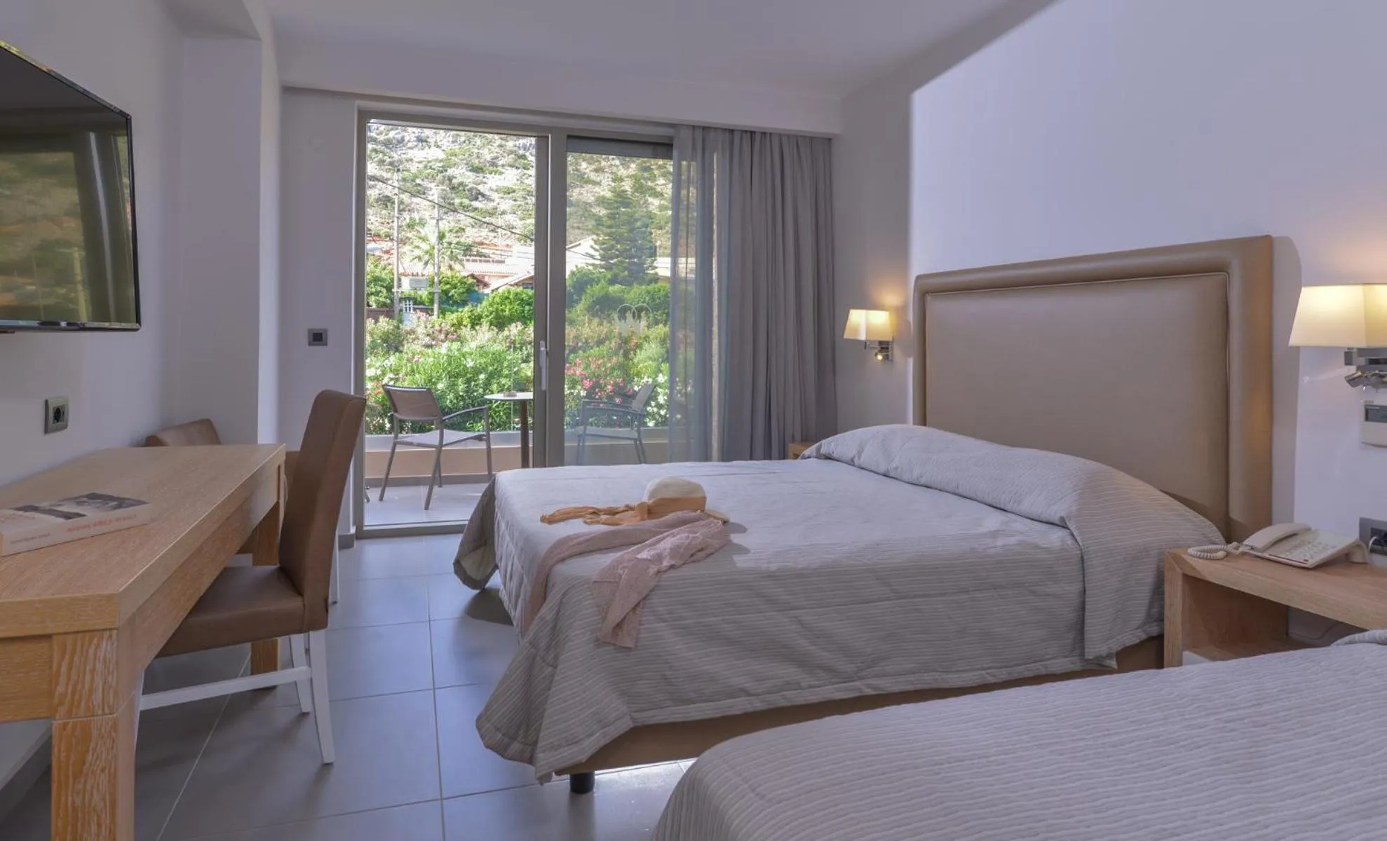 Bedroom, Bed in Cactus Beach Hotel