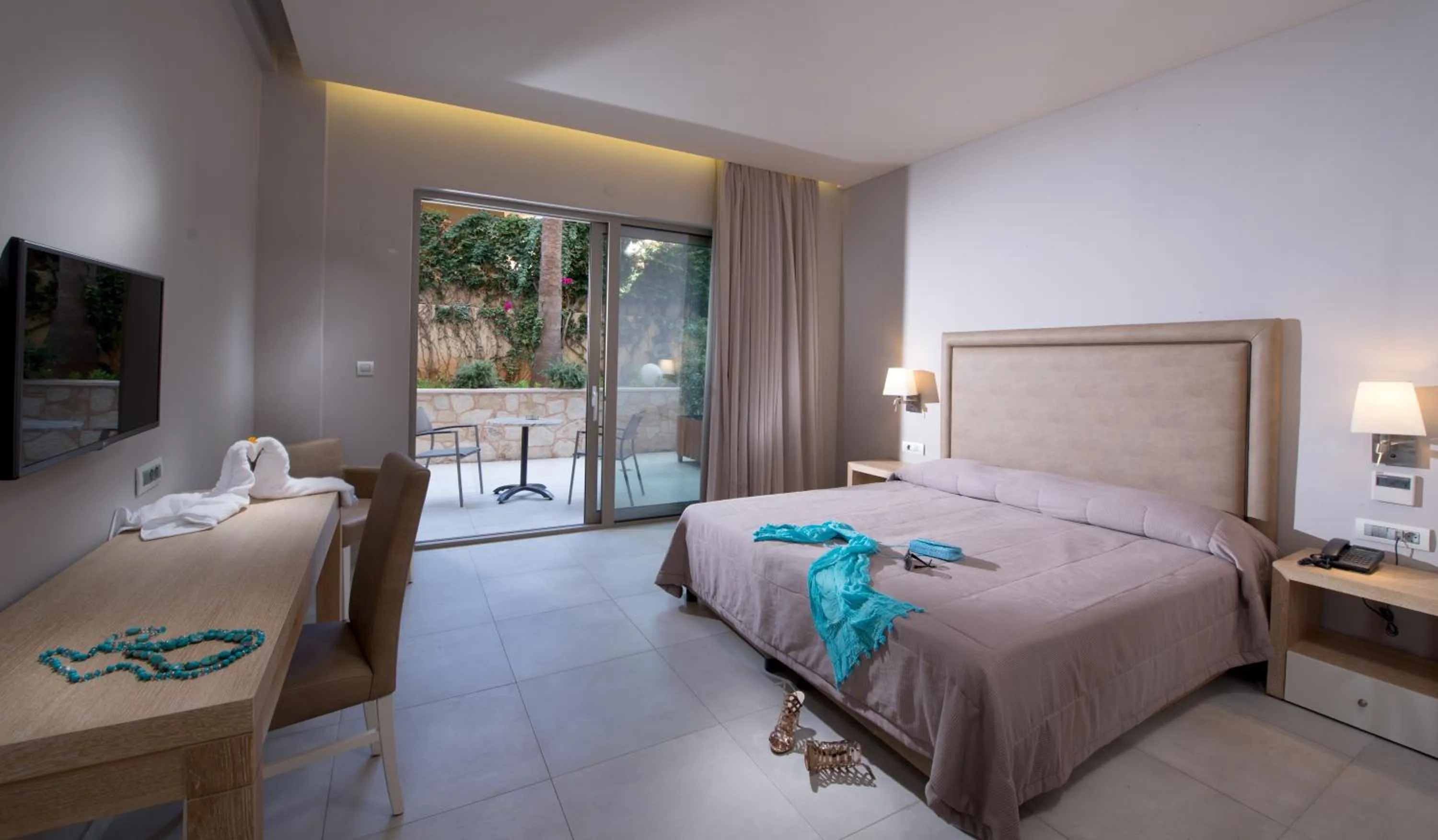 Bedroom, Bed in Cactus Beach Hotel