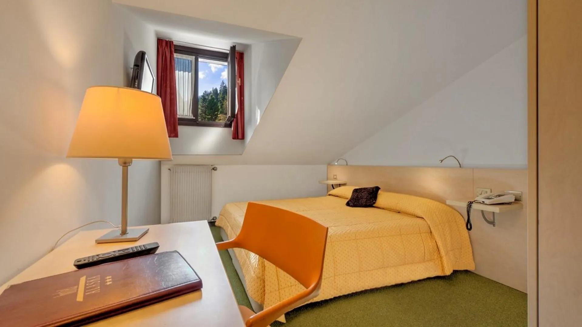 Bedroom, Bed in Hotel Alaska