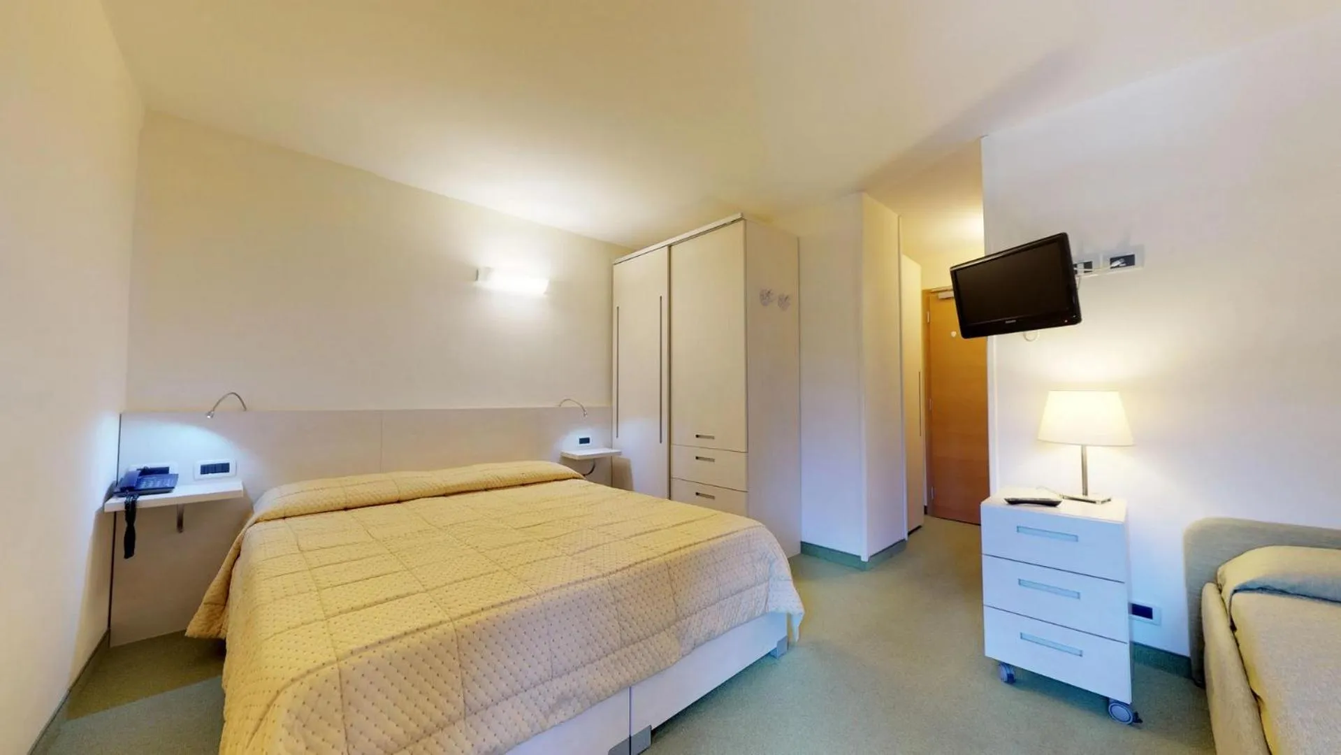 Photo of the whole room, Bed in Hotel Alaska