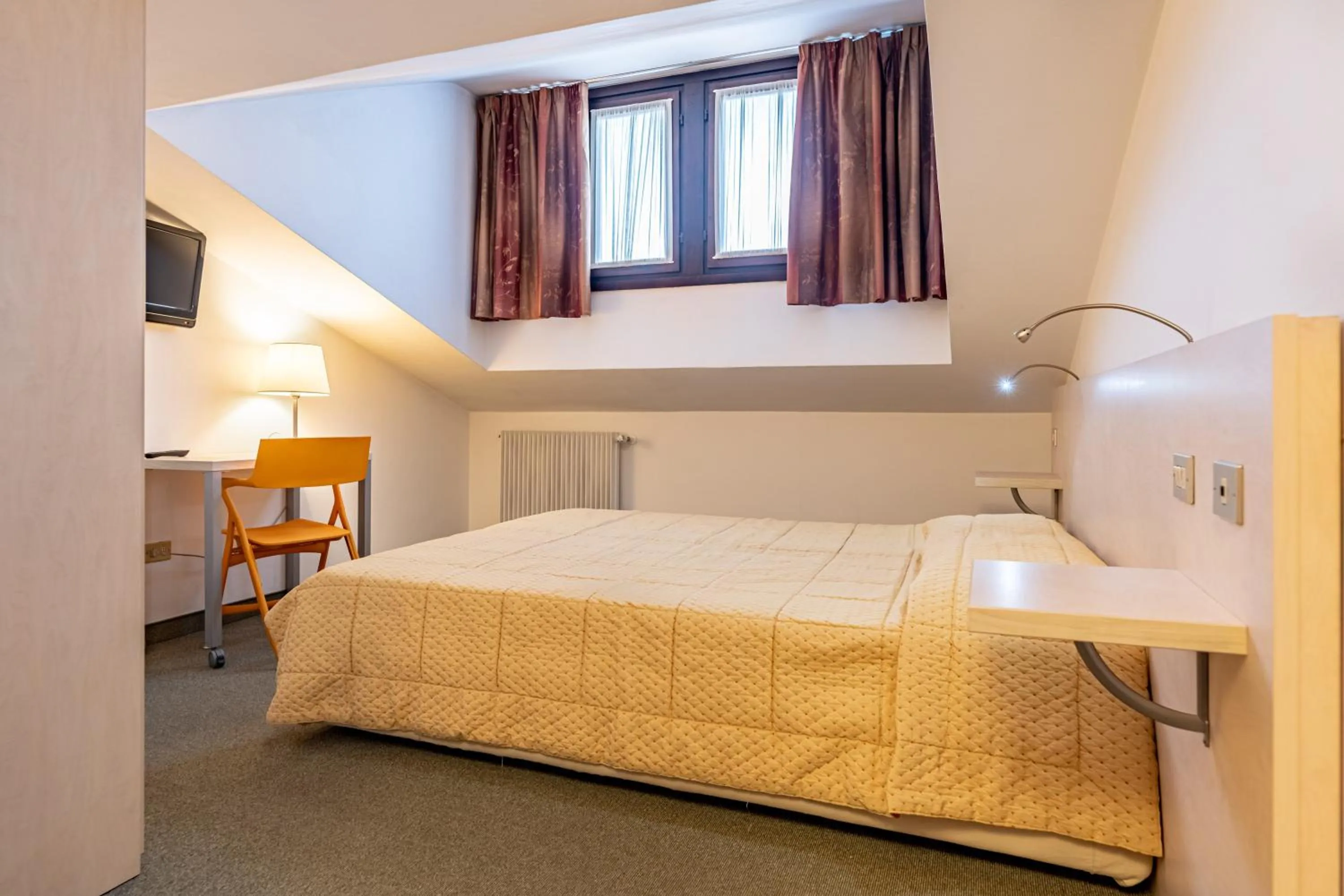 Bedroom, Bed in Hotel Alaska