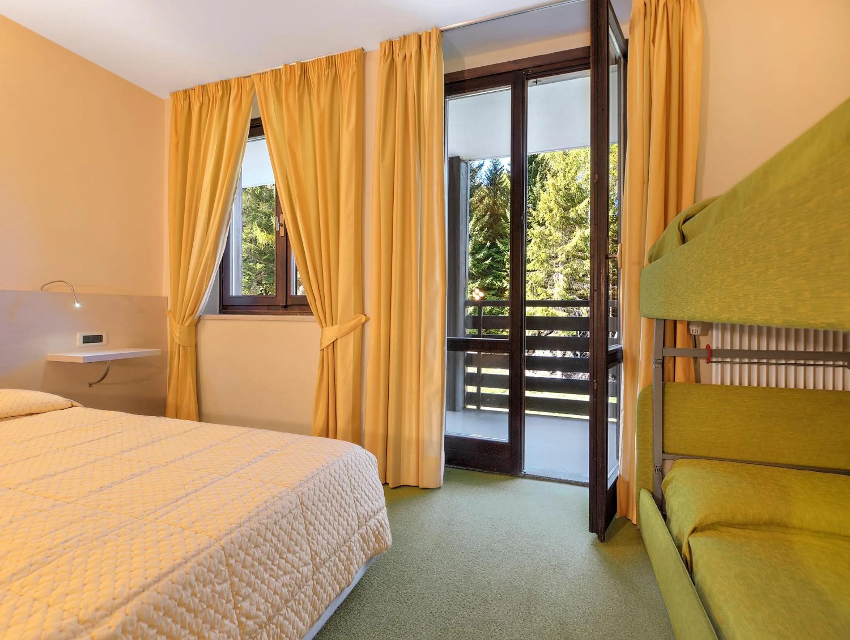 Garden view, Bed in Hotel Alaska