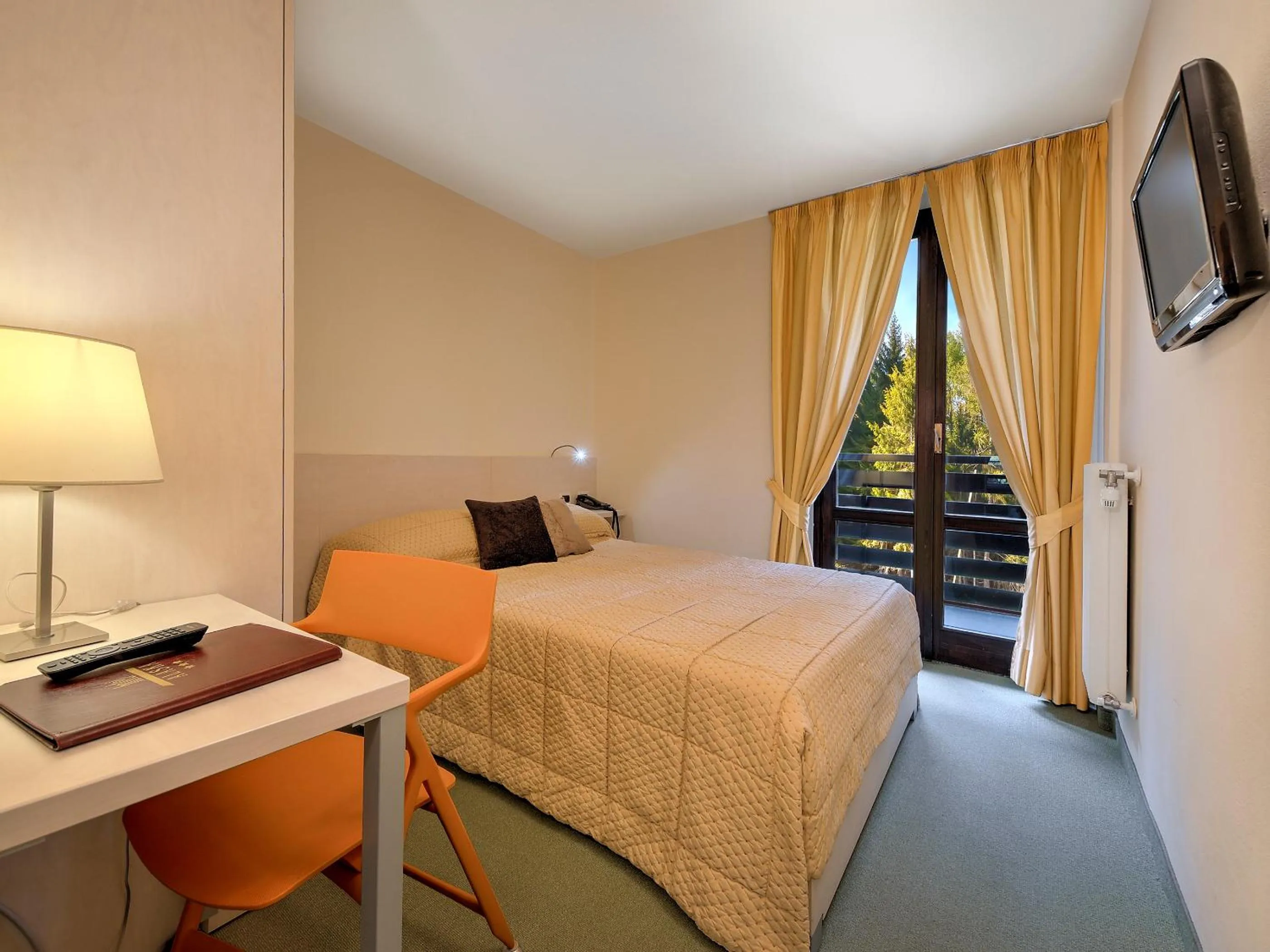 Photo of the whole room, Bed in Hotel Alaska